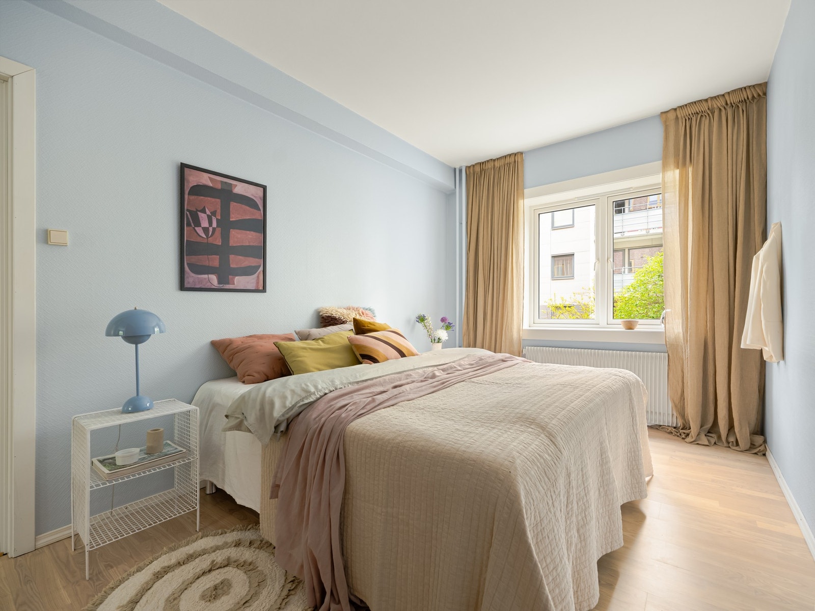 I likhet med kjøkkenet, vender soverommet inn mot den grønne og rolige bakgården. Galleribilde