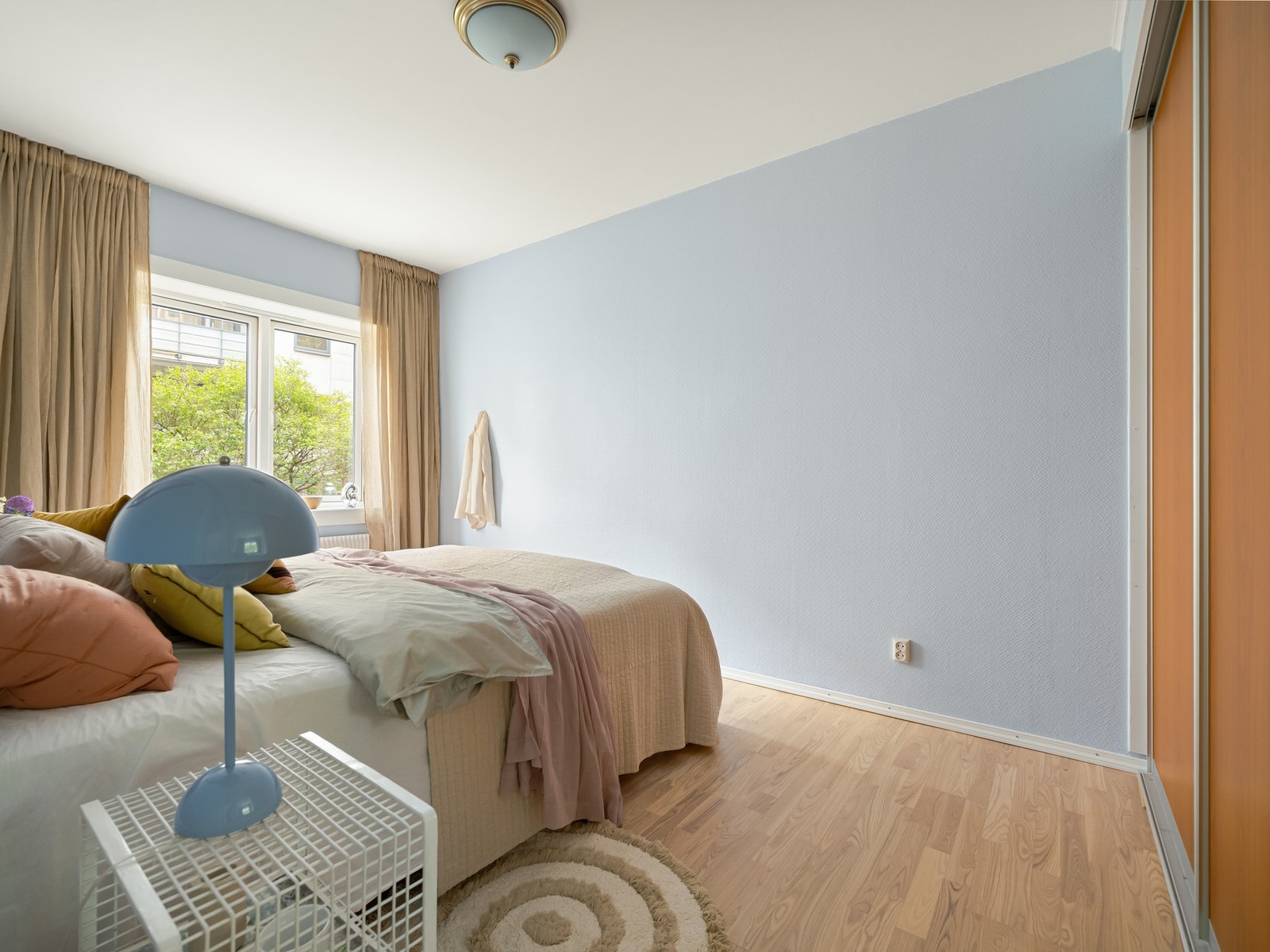 Det herlige soverommet er stort og lyst med god plass til dobbeltseng og tilhørende nattbord. Galleribilde