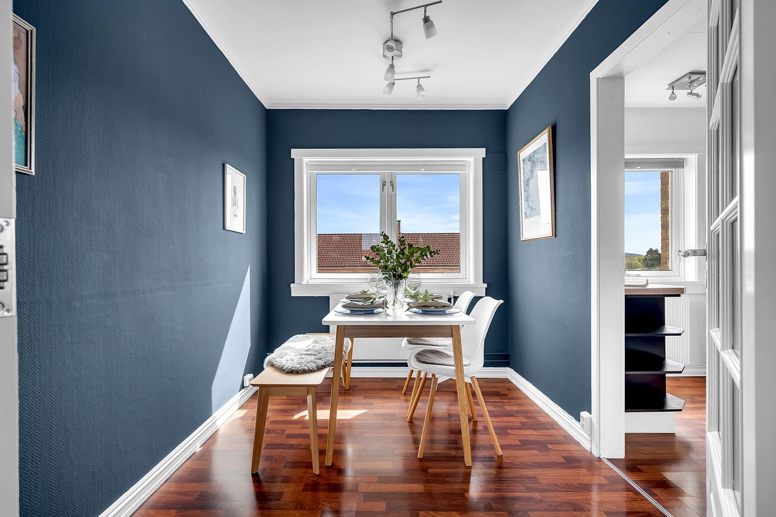 - Videre beveger vi oss til spisestuen og kjøkkenet - Galleribilde