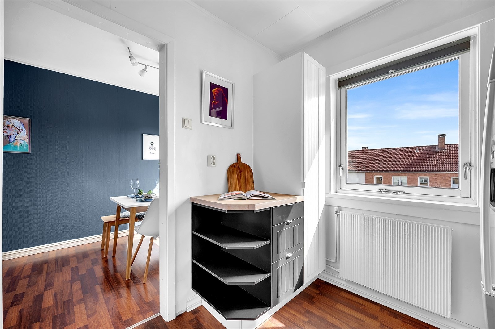 - Med åpen løsning oppleves hele rommet som en sosial sone, hvor du kan holde dialogen gående mens du disker opp til deilig middag - Galleribilde