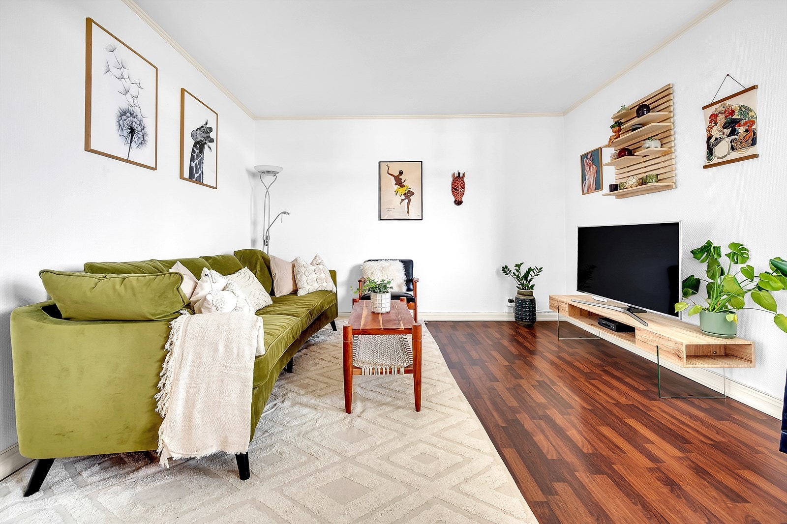 - En enkel stue å møblere. Romslig, delikat og med store veggflater - Galleribilde