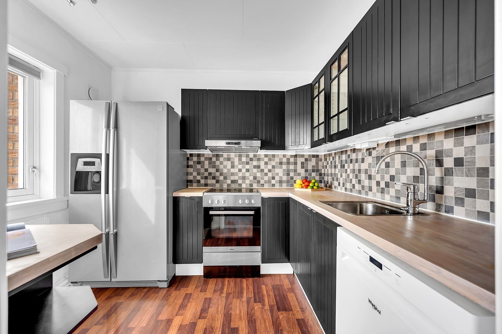 - På kjøkkenet er det god skap- og benkeplass som gjør matlagingen til en drøm - Galleribilde