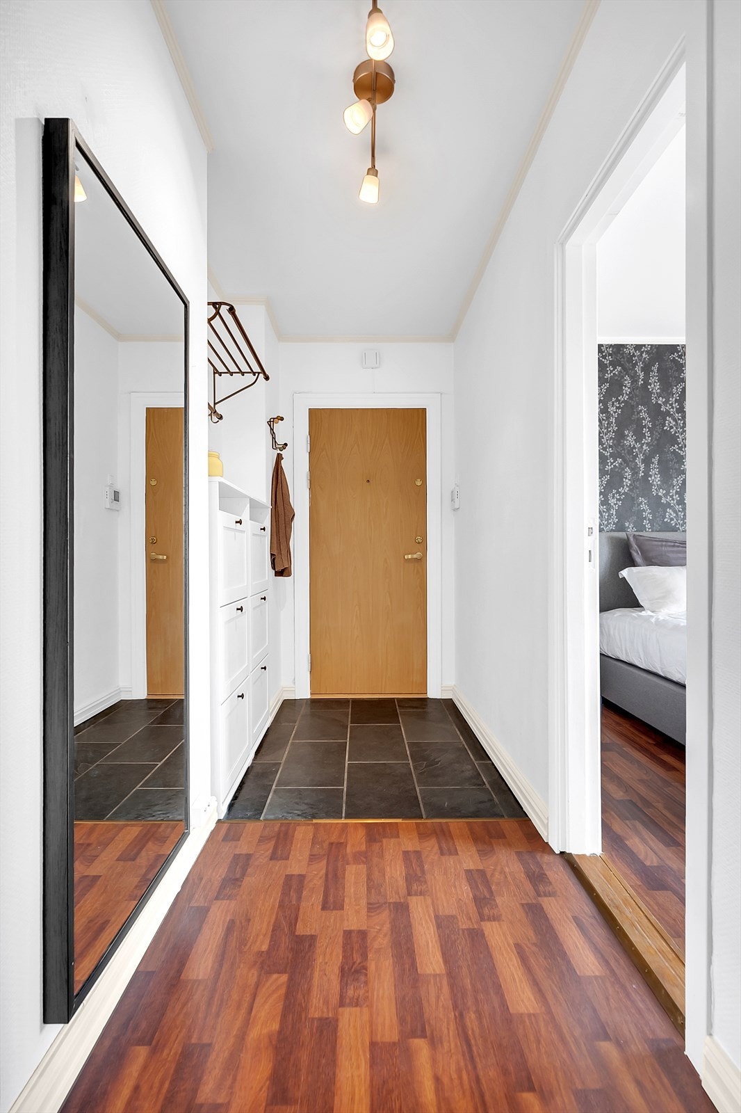 - Velkommen inn i en lys og innbydende entré med god plass til å henge fra seg yttertøy - Galleribilde