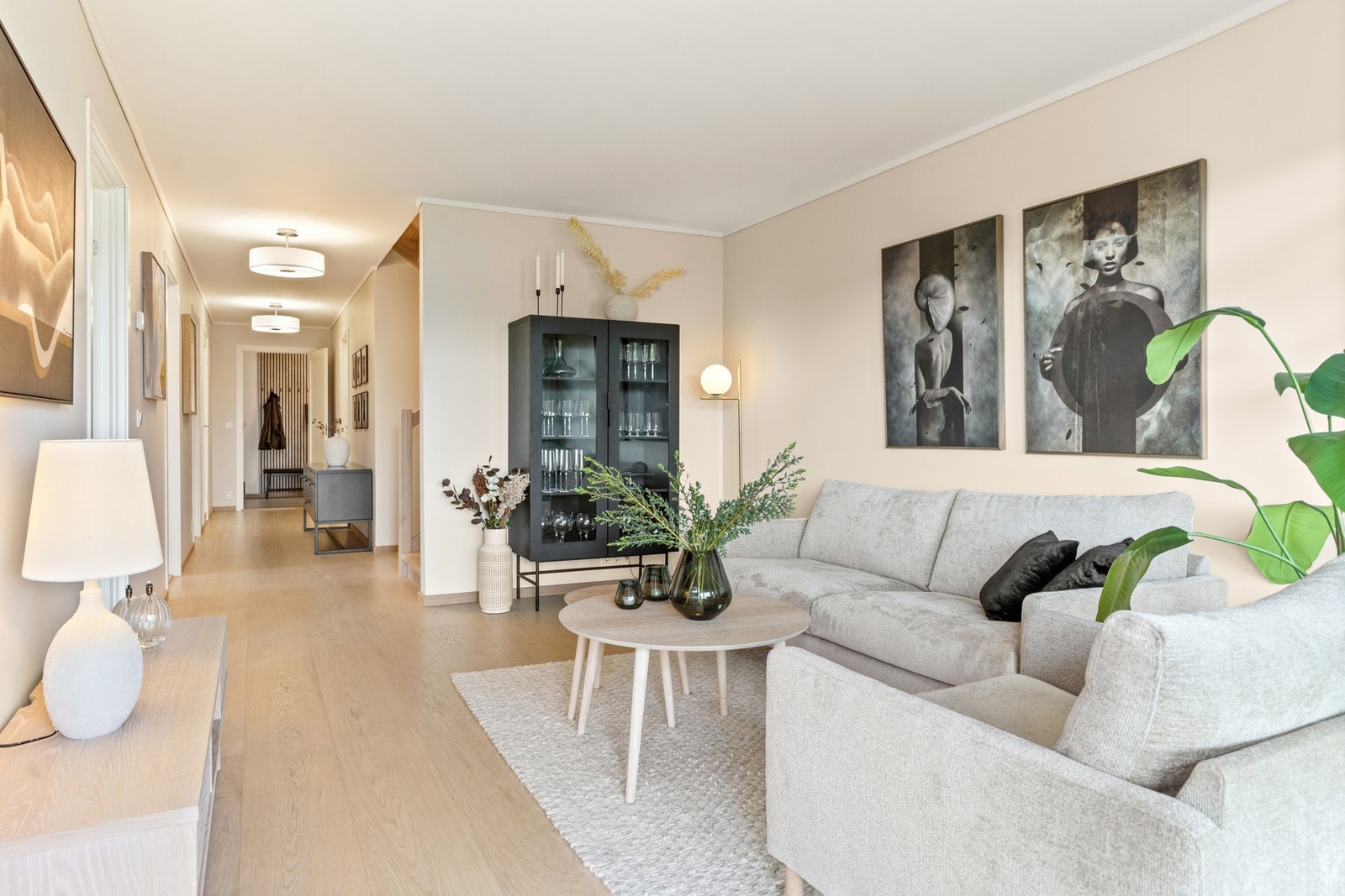 I første etasje er det også en stuedel. Boligen har vannbåren varme i alle gulv, bortsett fra de to soverommene i andre etasje. Galleribilde