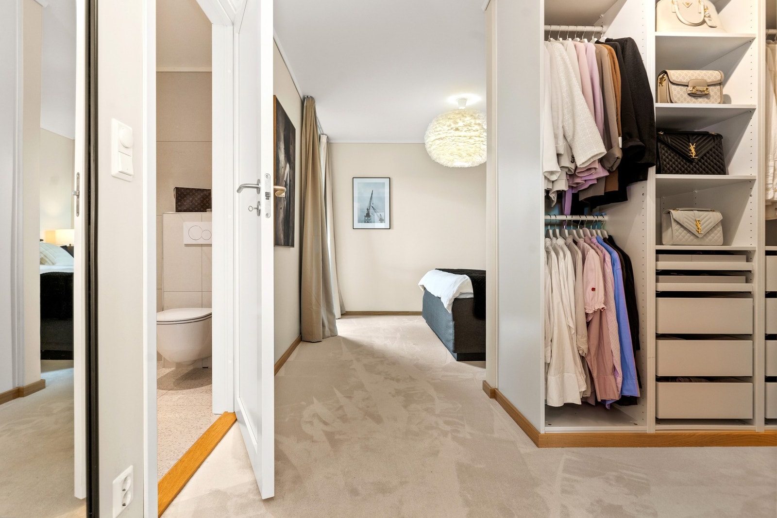 Hovedsoverommet har alle damers drøm - en stor og romslig walk-in-closet! Galleribilde