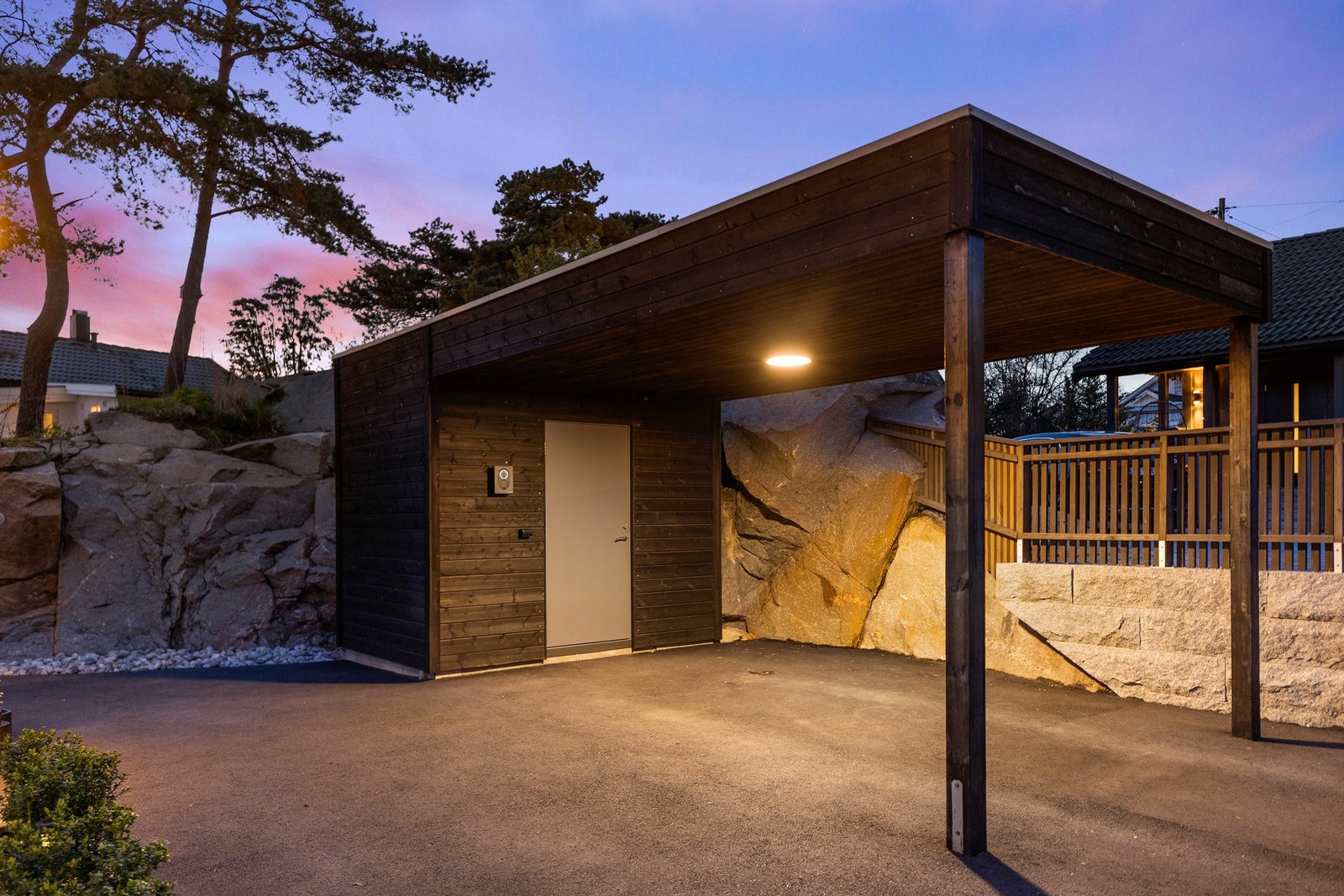 Boligen har carport med elbillader og bod med strømuttak. Galleribilde