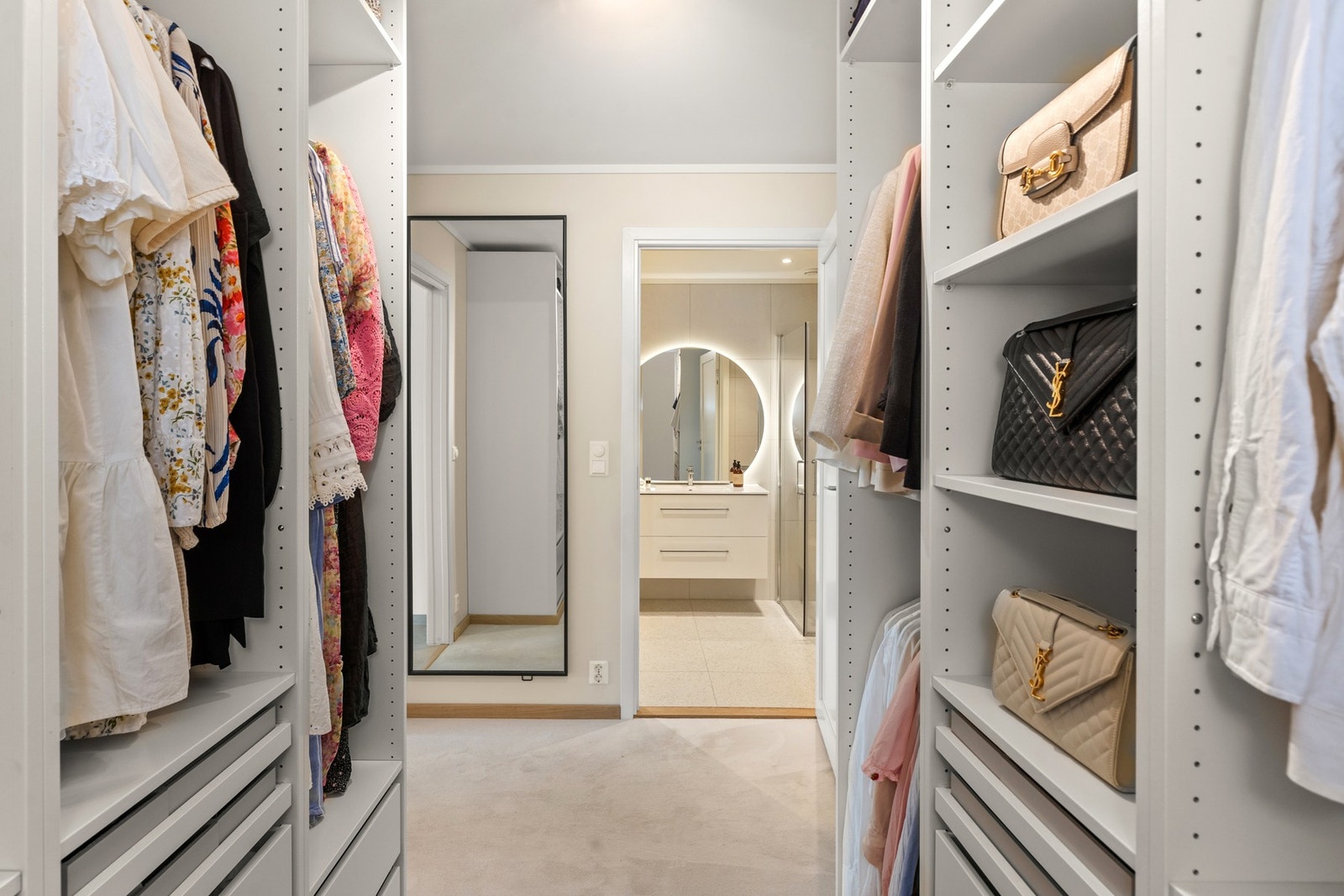 I tillegg et eget stort privat bad. Galleribilde