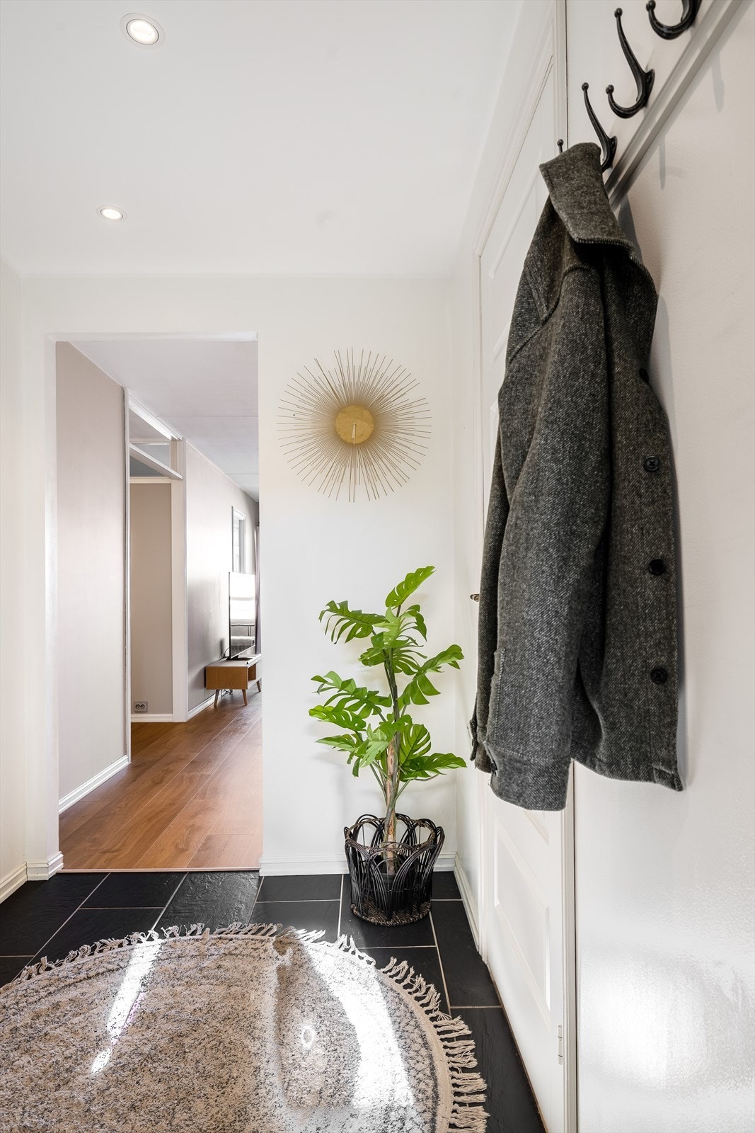 Entreen er lysmalt med fliser på gulv og downlights i himling. Galleribilde