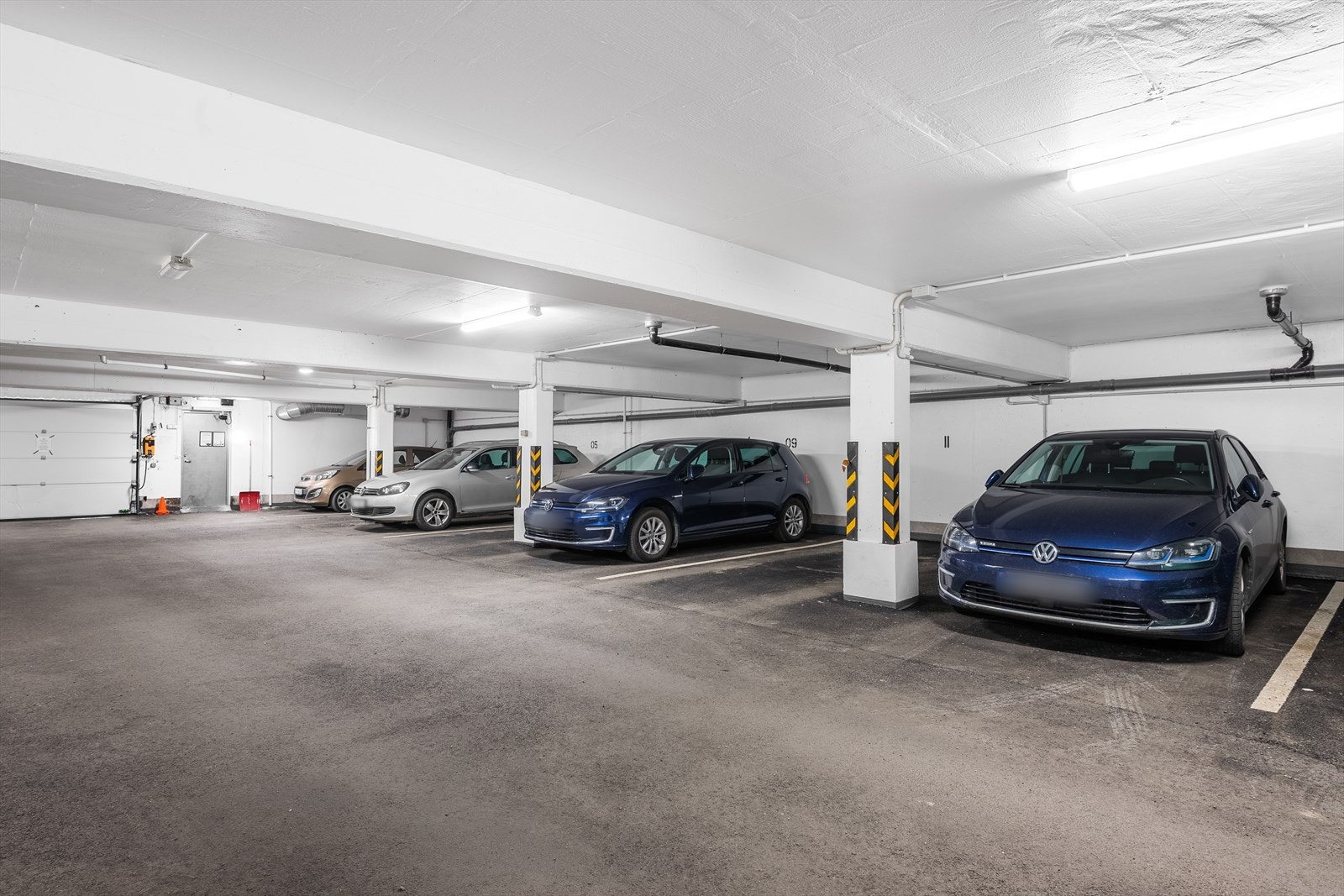 Andelen disponerer en garasjeplass i felles garasjeanlegg i kjeller. Galleribilde
