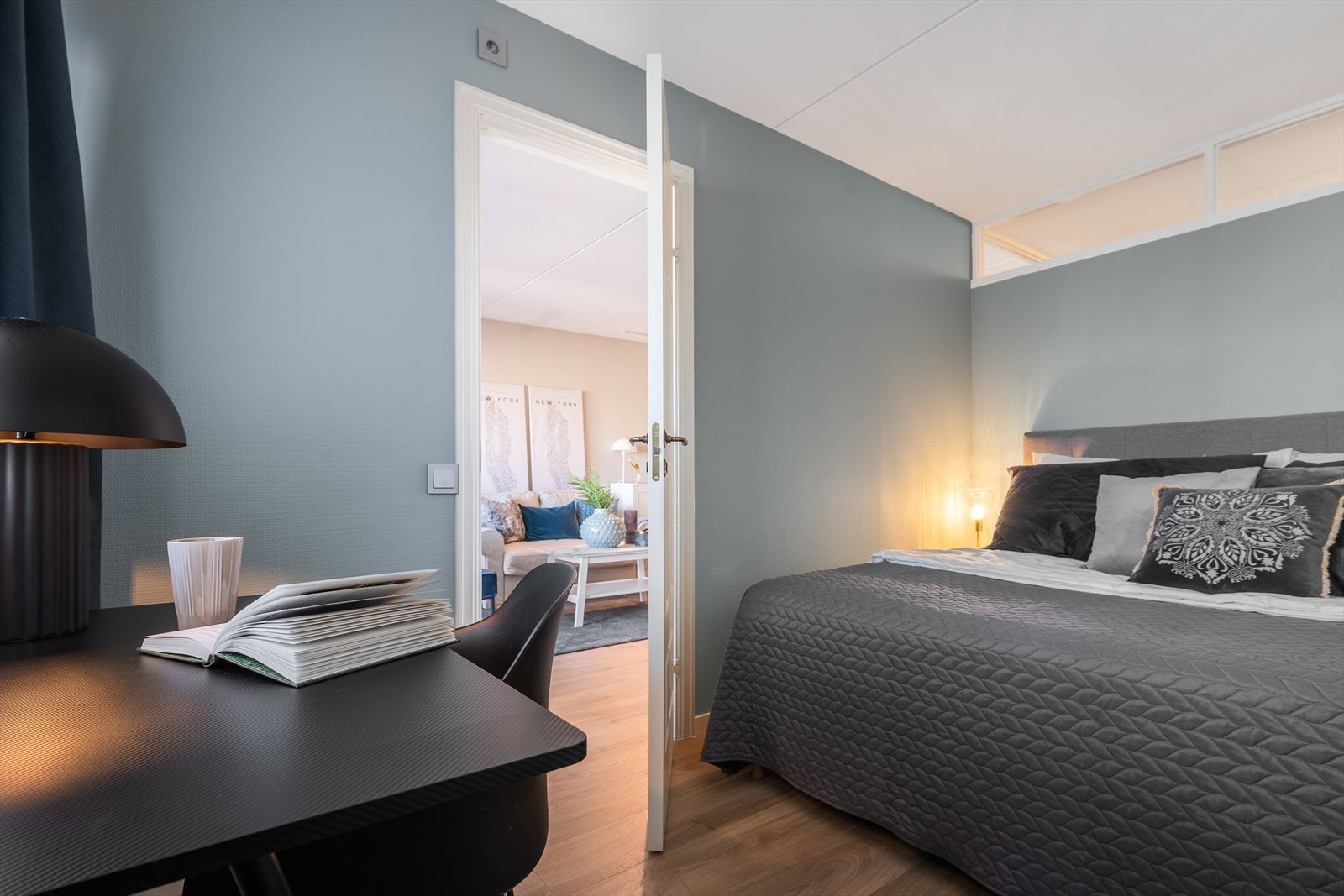 Soverommet er malt i en delikat fargenyanse og har plass til dobbeltseng med tilhørende møblement. Galleribilde