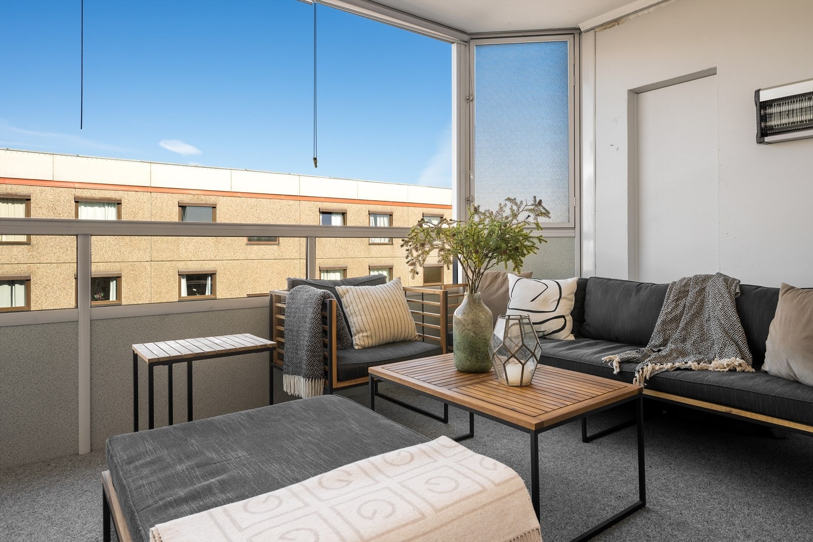 Balkongen blir som en forlengelse av stuen og her kan sene kvelder nytes ute uansett vær og likevel lunt og beskyttet fra vær og vind. Galleribilde