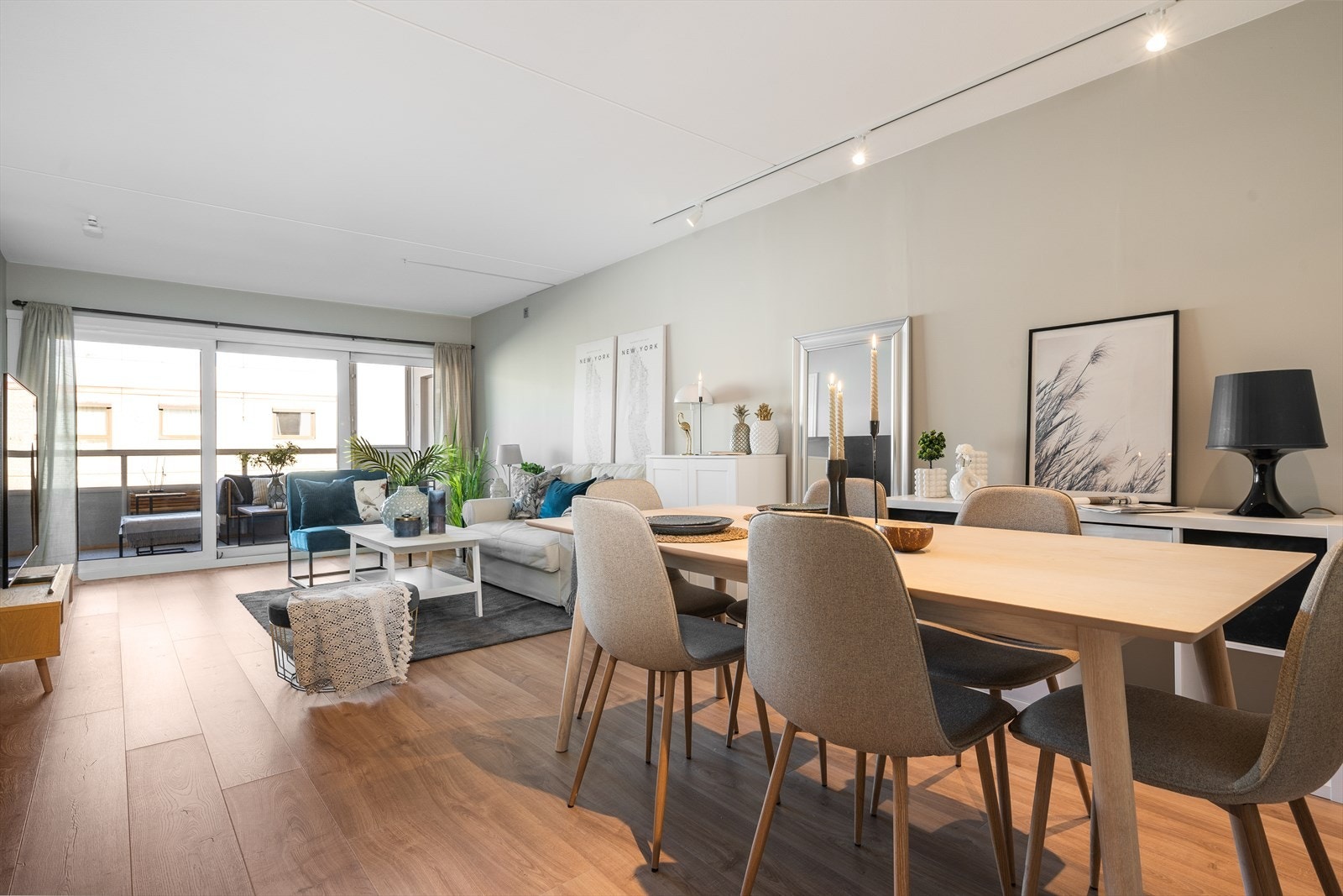 God plass til både spisegruppe og sofa med tilhørende mediemøblement. Galleribilde