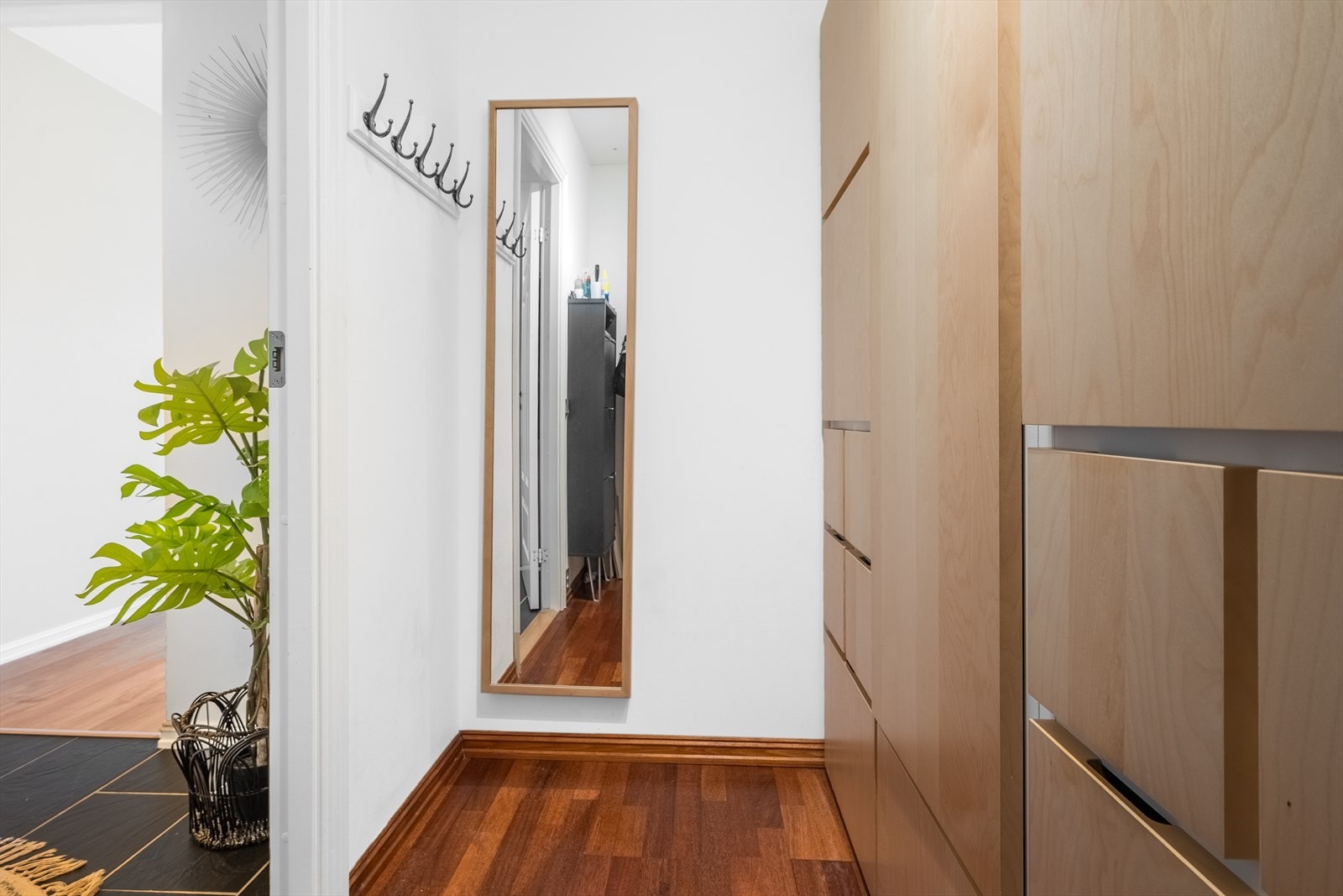 I tilknytning entreen har man et praktisk garderoberom. Galleribilde