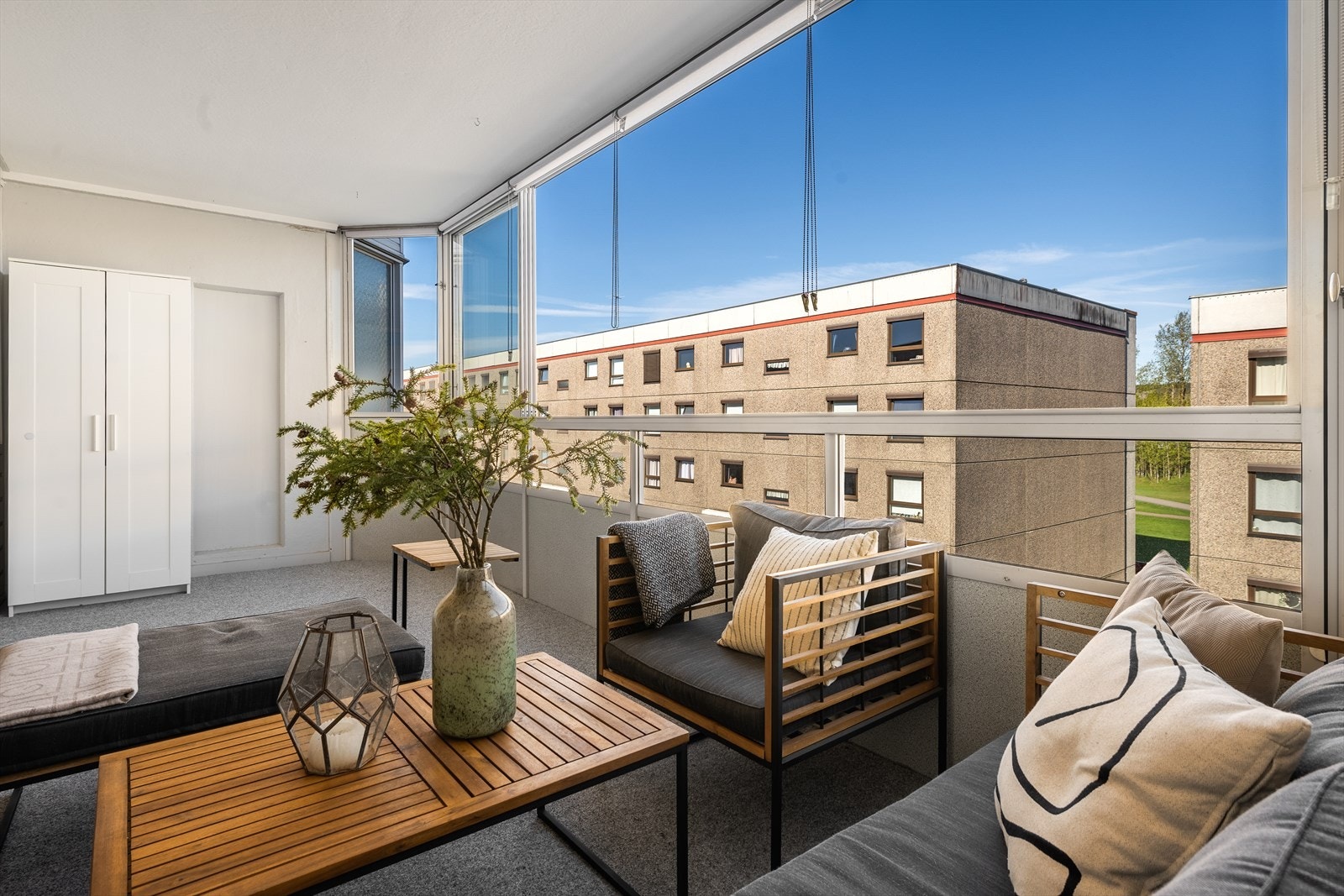 Leiligheten ligger i byggets 3.etasje og har en herlig, innglasset balkong. Galleribilde