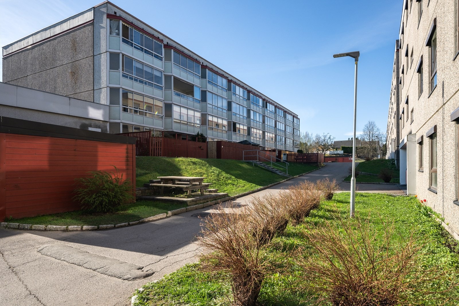 Leiligheten har en sentral beliggenhet på Skjetten i Lillestrøm kommune, med umiddelbar nærhet til skoler, lekeplass, idrettsanlegg og nærsenteret. Forøvrig er det vei til skog og mark med fine turområder som kan benyttes gjennom hele året. Galleribilde