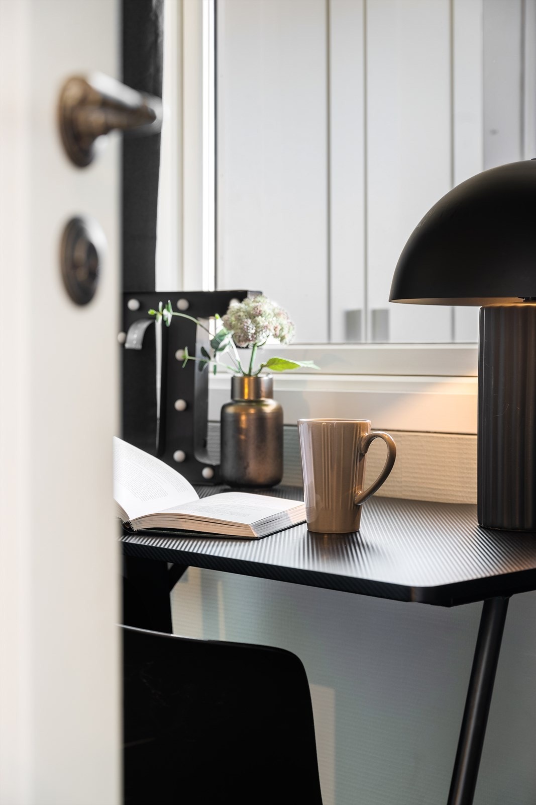 Leiligheten har et romslig soverom med plass til dobbeltseng og en trivelig kontorplass. Galleribilde