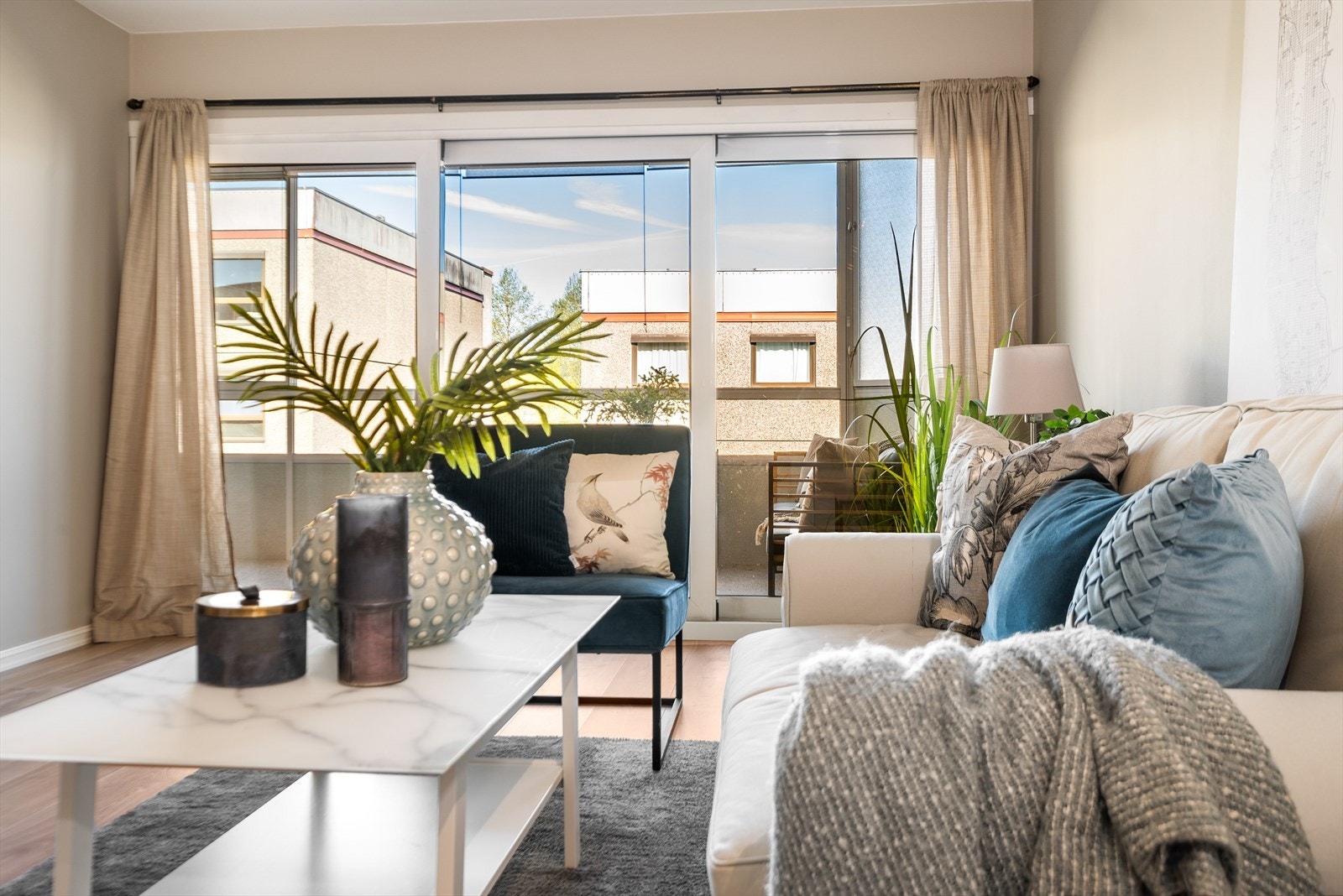 Det er utgang til innglasset balkong. Galleribilde