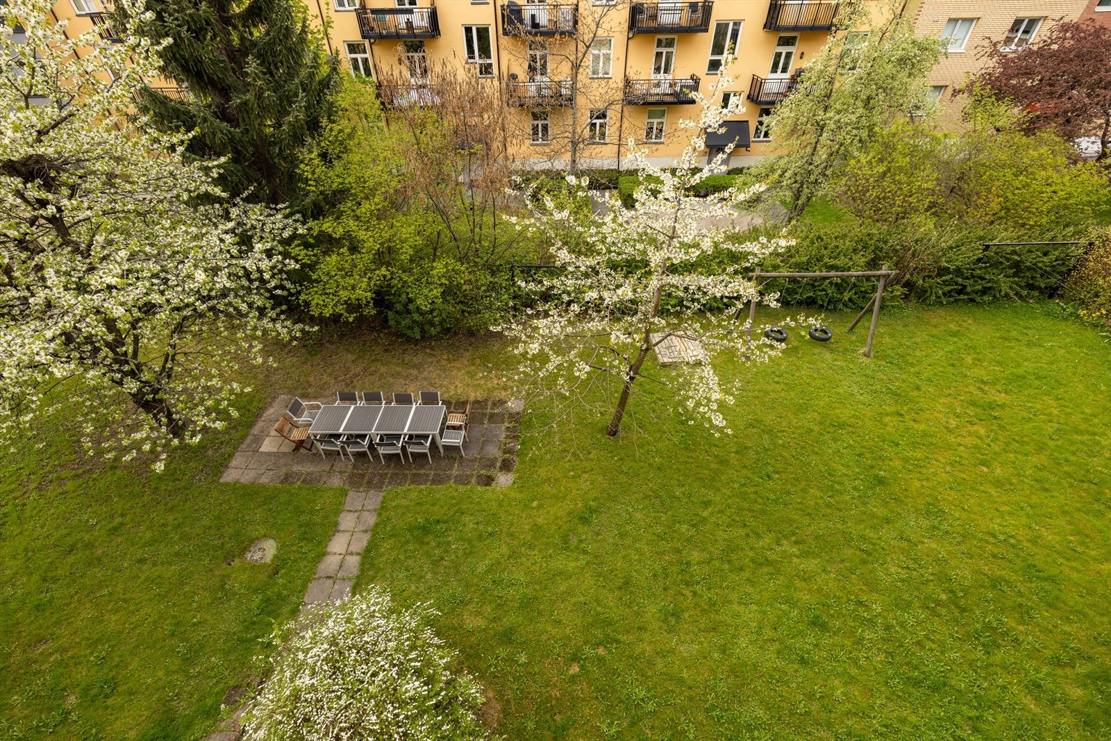 Balkongen ligger vendt mot den frodige bakgården Galleribilde