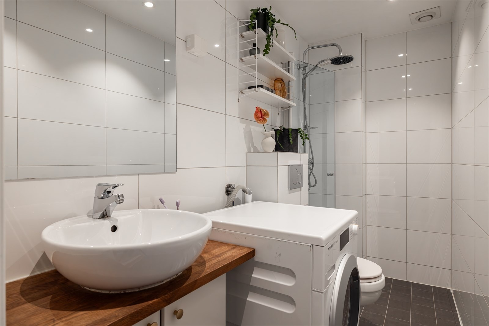 Pent flislagt bad fra 2012 (ifølge tidligere salgsoppgave) med opplegg for vaskemaskin Galleribilde