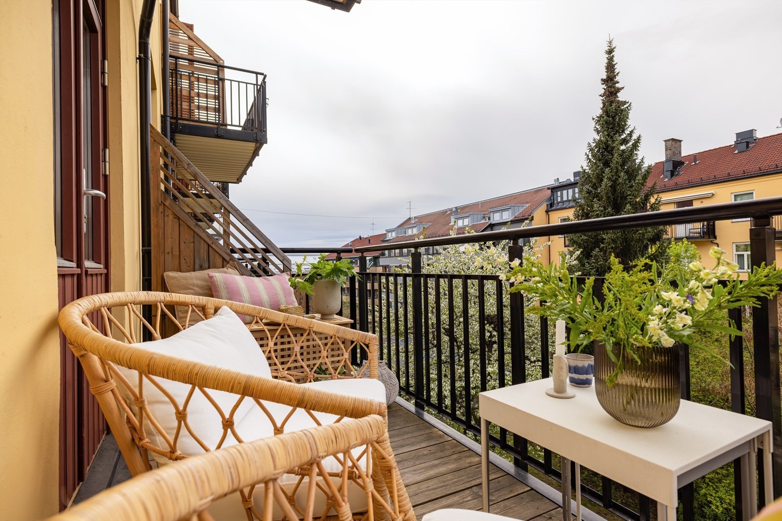 En klassisk 3-roms som ligger høyt og fritt i byggets 3. etasje med en solrik balkong Galleribilde