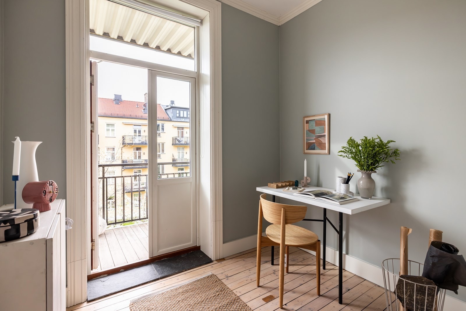 Leilighetens andre soverom har direkte adkomst til en nydelig balkong med utsyn til hyggelig bakgård Galleribilde