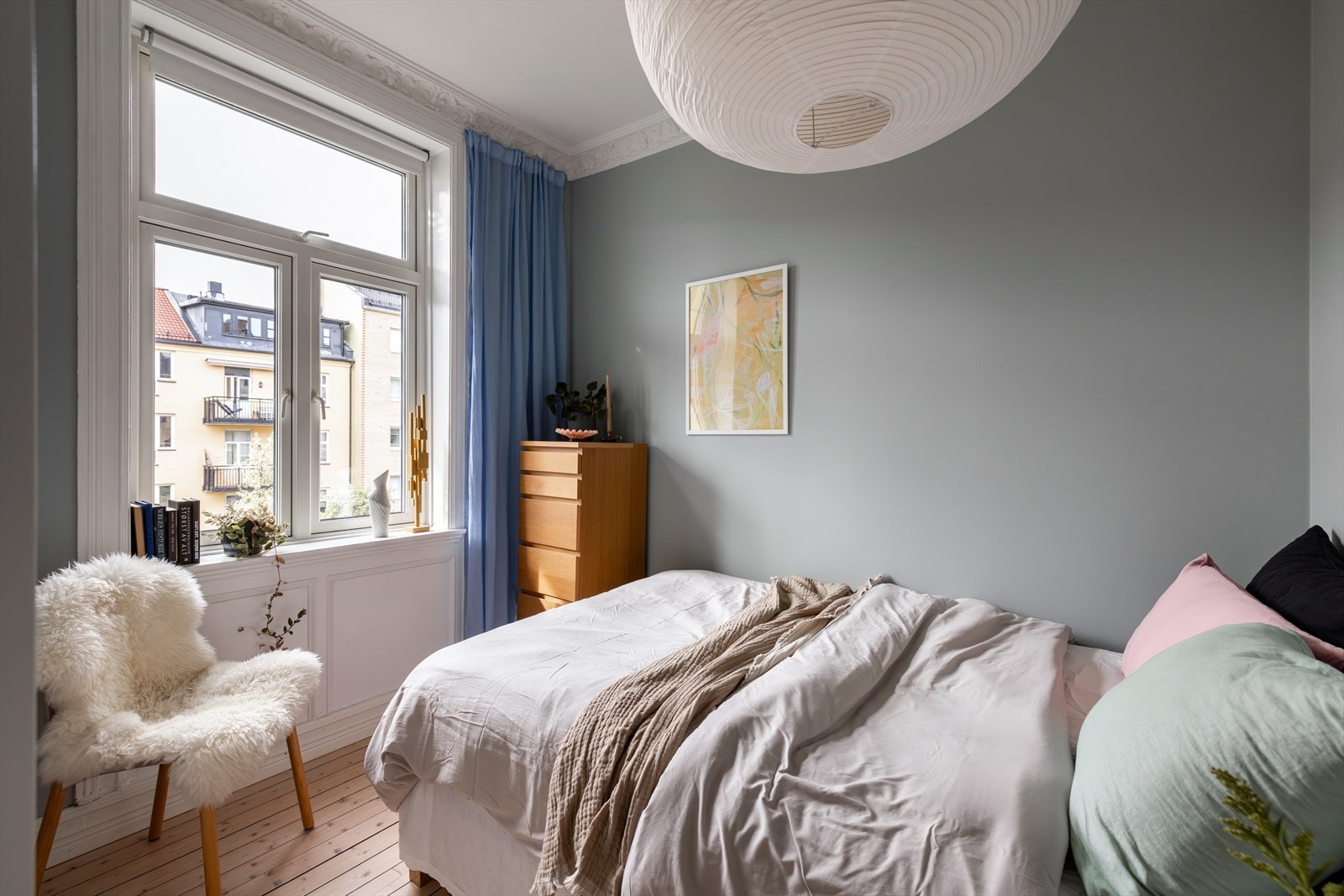 Hovedsoverommet er malt i en behagelig og dempet blåfarge Galleribilde