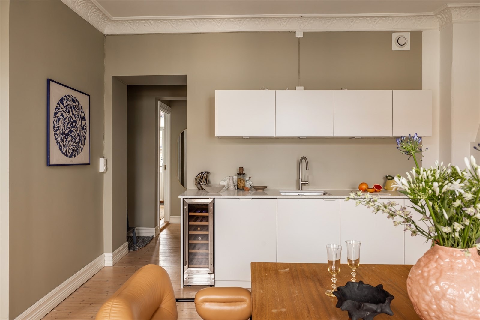 Varmtvannsbereder på 110 l er plassert i benkeskapet og ble skiftet ut i 2023. Galleribilde