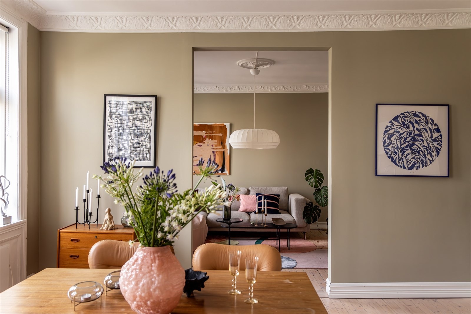 Det er åpen løsning mellom kjøkken og stue, noe som gjør det svært sosialt Galleribilde