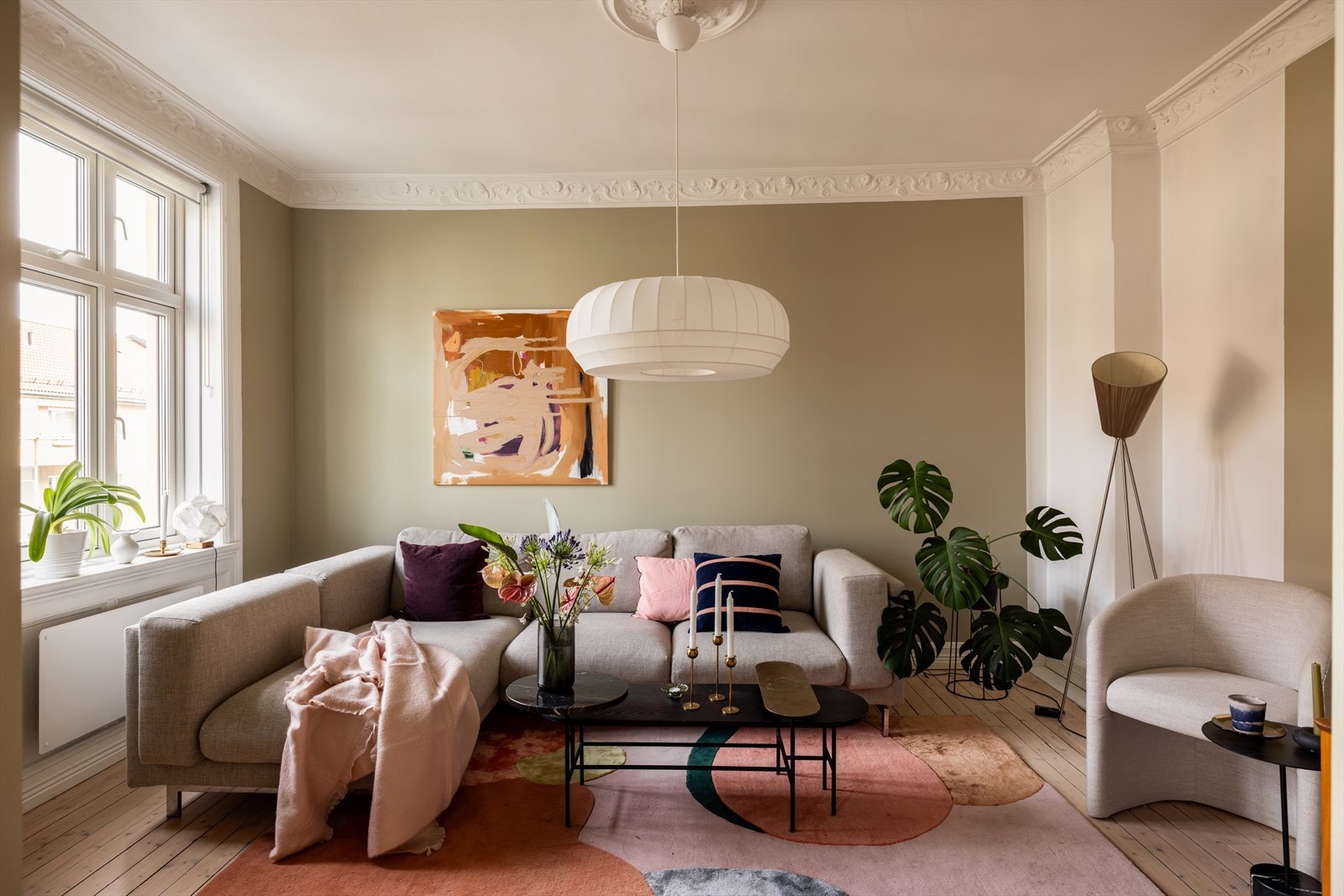 Stuen er malt i en delikat farge, noe som gjør det enkelt å innrede etter eget ønske Galleribilde