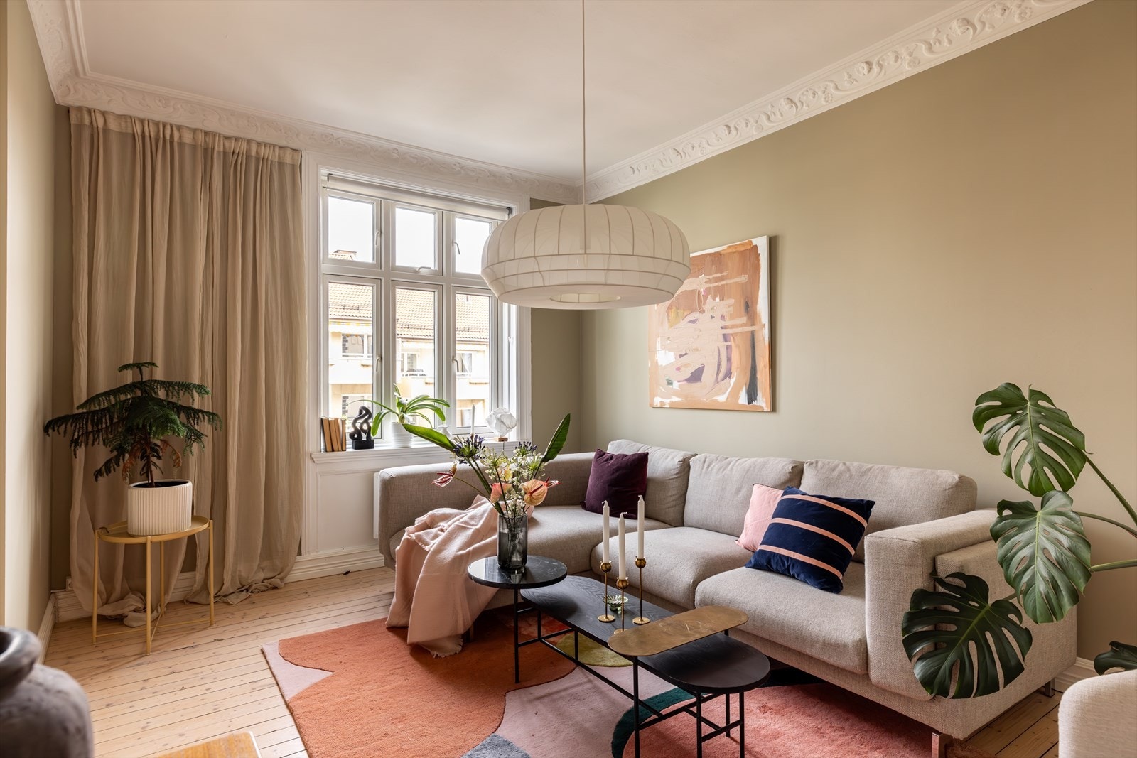 Store vindusflater og god takhøyde gjør romfølelsen ekstra god Galleribilde