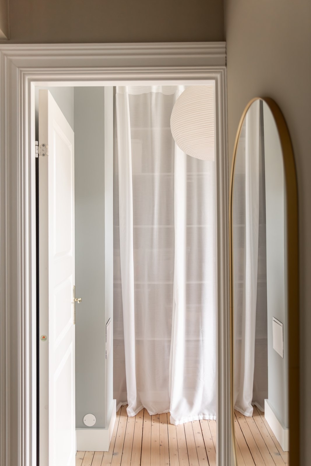 Det er god plass til oppbevaring bak gardinen Galleribilde