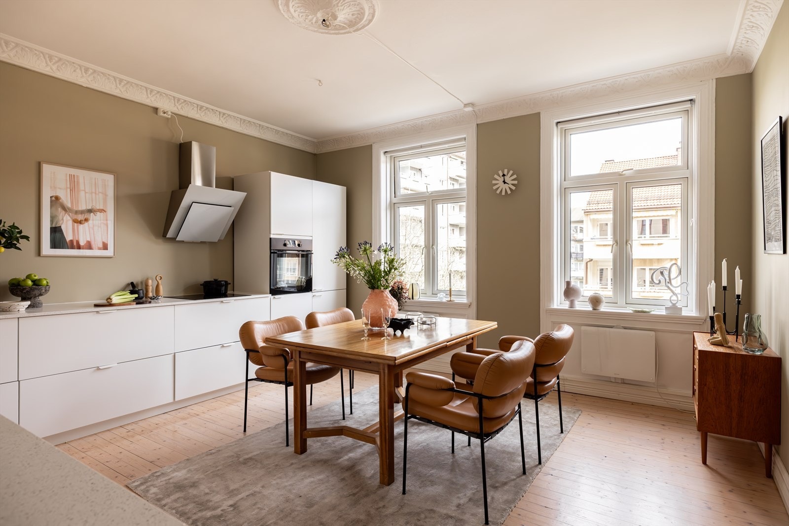 Det er installert en flott eksklusiv benkeplate fra Easystone med en nedfelt oppvaskkum og et flott ett-greps blandebatteri. Alt dette ble byttet i 2023 Galleribilde