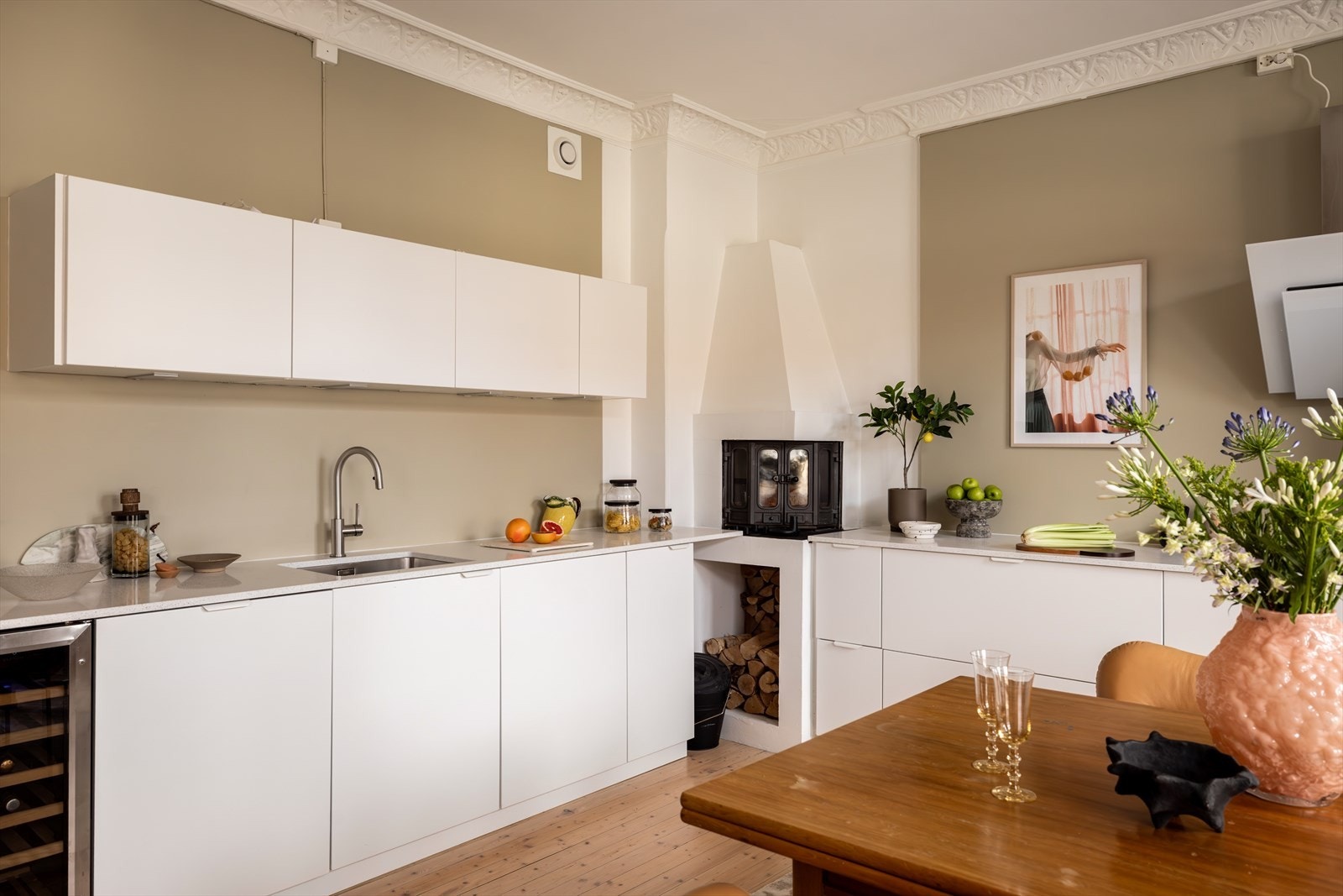 Koselig peis i hjørnet av rommet gir ekstra stemning og varme på kaldere dager. Galleribilde