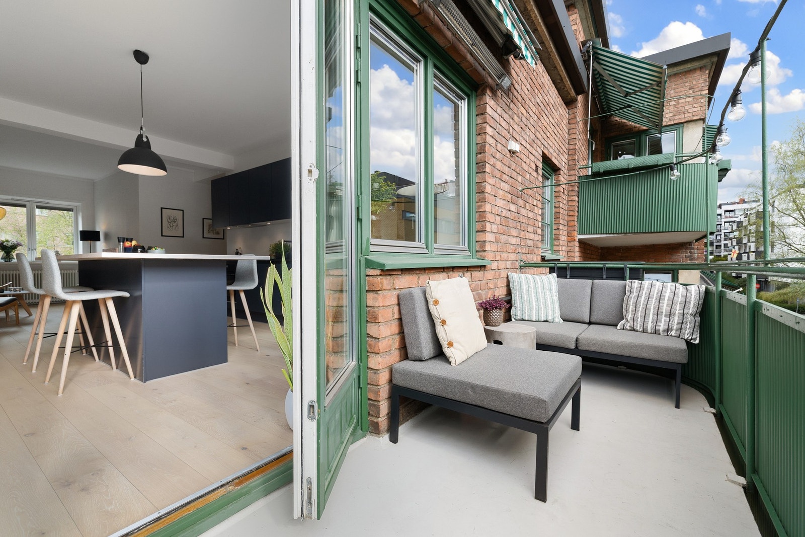 Balkongen fungerer som en forlengelse av stuen på sommerhalvåret. Galleribilde