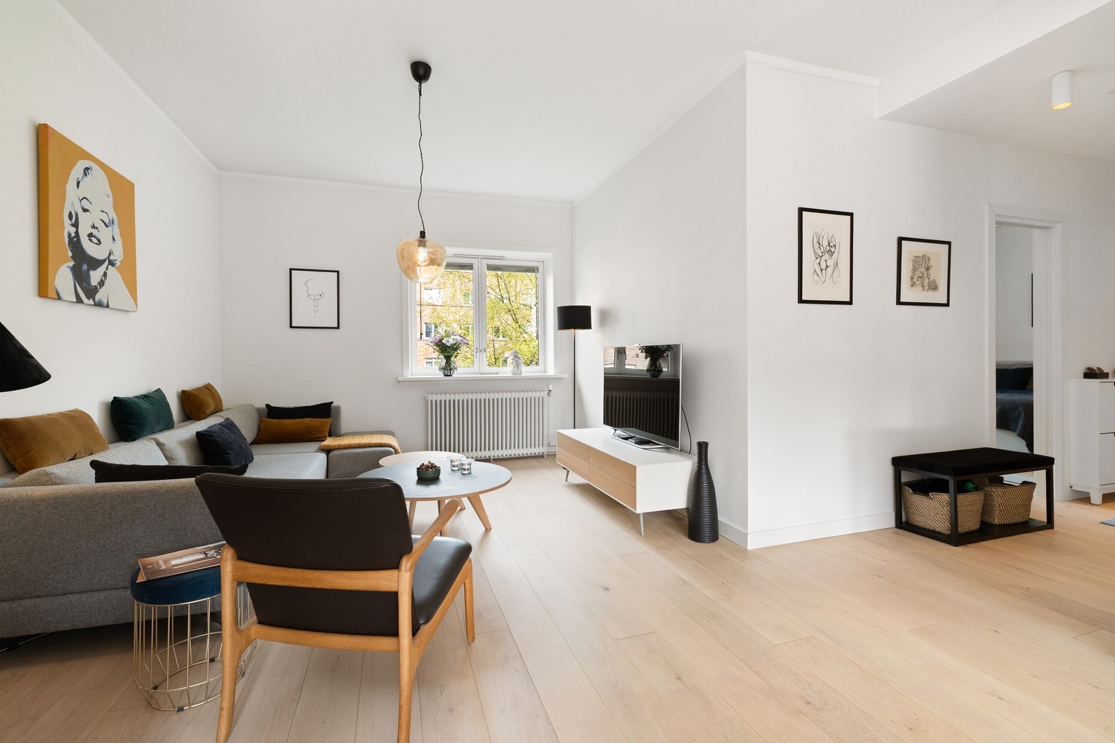Tidsriktig énstavsparkett på gulv. Galleribilde