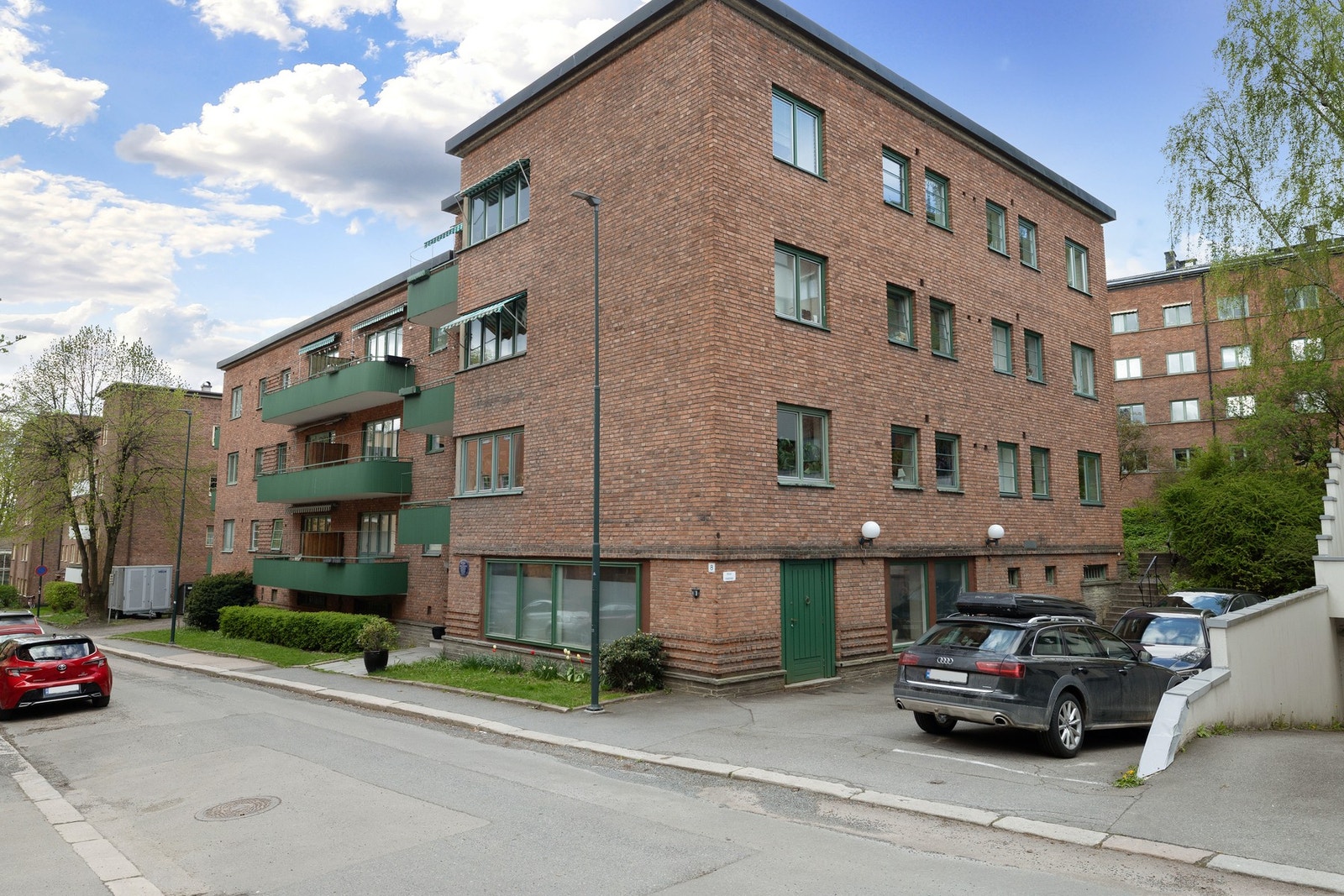 Fasjonabel beliggenhet rett v/ Vestkanttorget på Frogner. Her bor du stille og tilbaketrukket midt i byen! P-plass trekkes på loddtrekning 1 gang i året. Billig leie for beboere og lite pågang - Eier har disponert parkering siste 4 år. Galleribilde