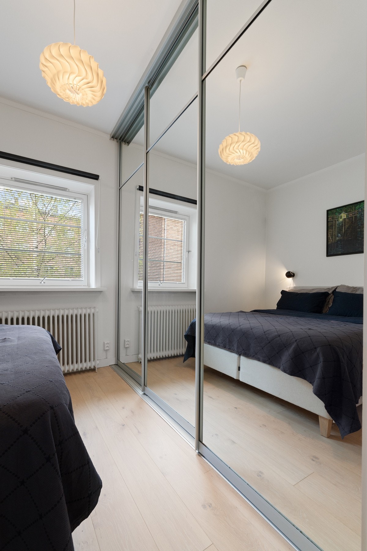Stor skyvedørsgarderobe som medfølger. Galleribilde