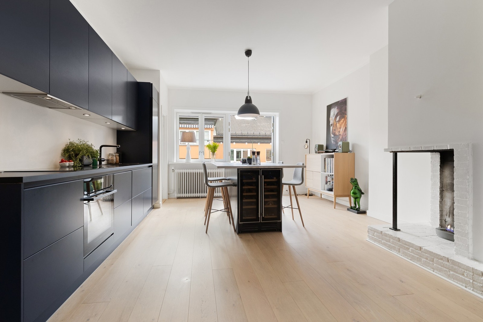 Leiligheten har en god internbeliggenhet i 3. etasje med lysinnslipp fra to himmelretninger og generøs takhøyde som gir en meget god og luftig atmosfære. Galleribilde