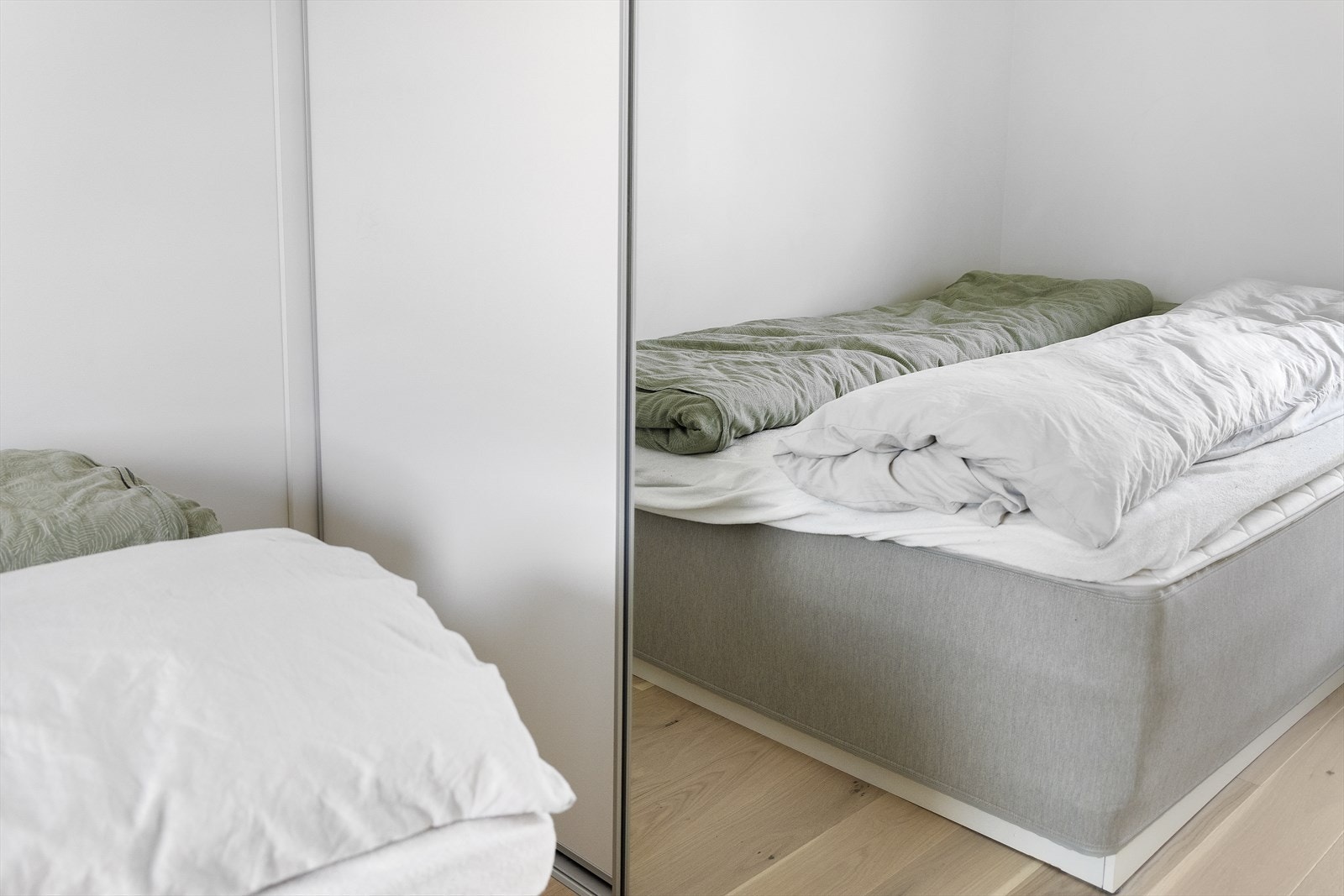 Soverom med skyvedørsgarderobe Galleribilde