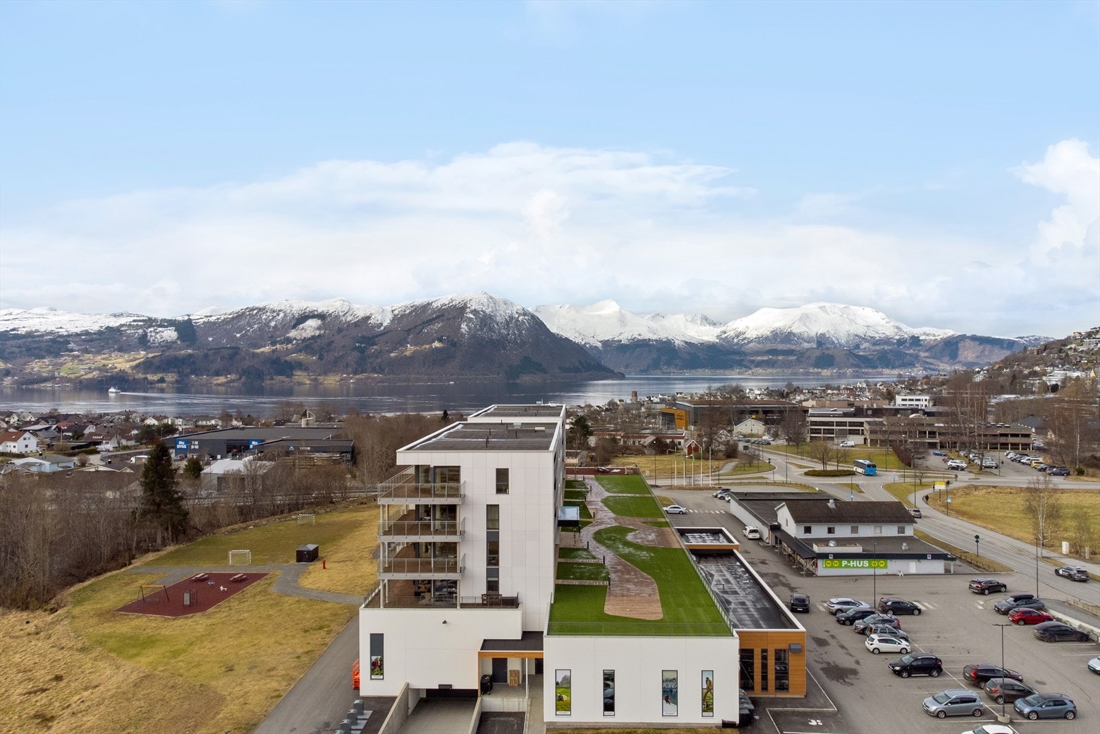 Mot fjorden og sentrum av Volda Galleribilde