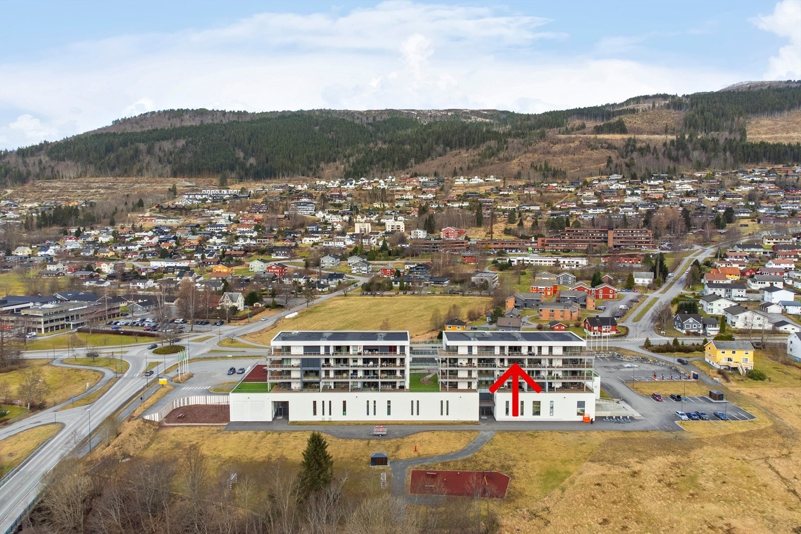 Nærområde. Leiligheit markert med rød pil Galleribilde