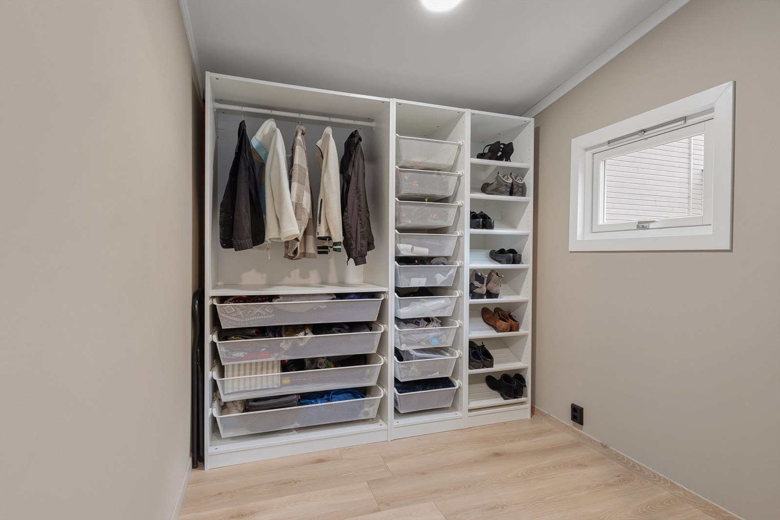 Gang med moglegheit til å henge fra seg yttertøy og sette fra seg sko i garderobe. Galleribilde