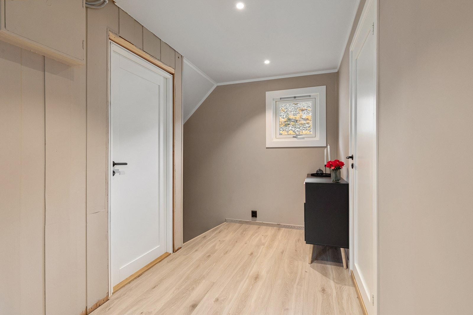 I etasjen finn ein tre soverom, der eit av desse er nytta som walk-in closet. Romslege soverom med moderne overflater og godt med plass til både seng og nattbord. Galleribilde