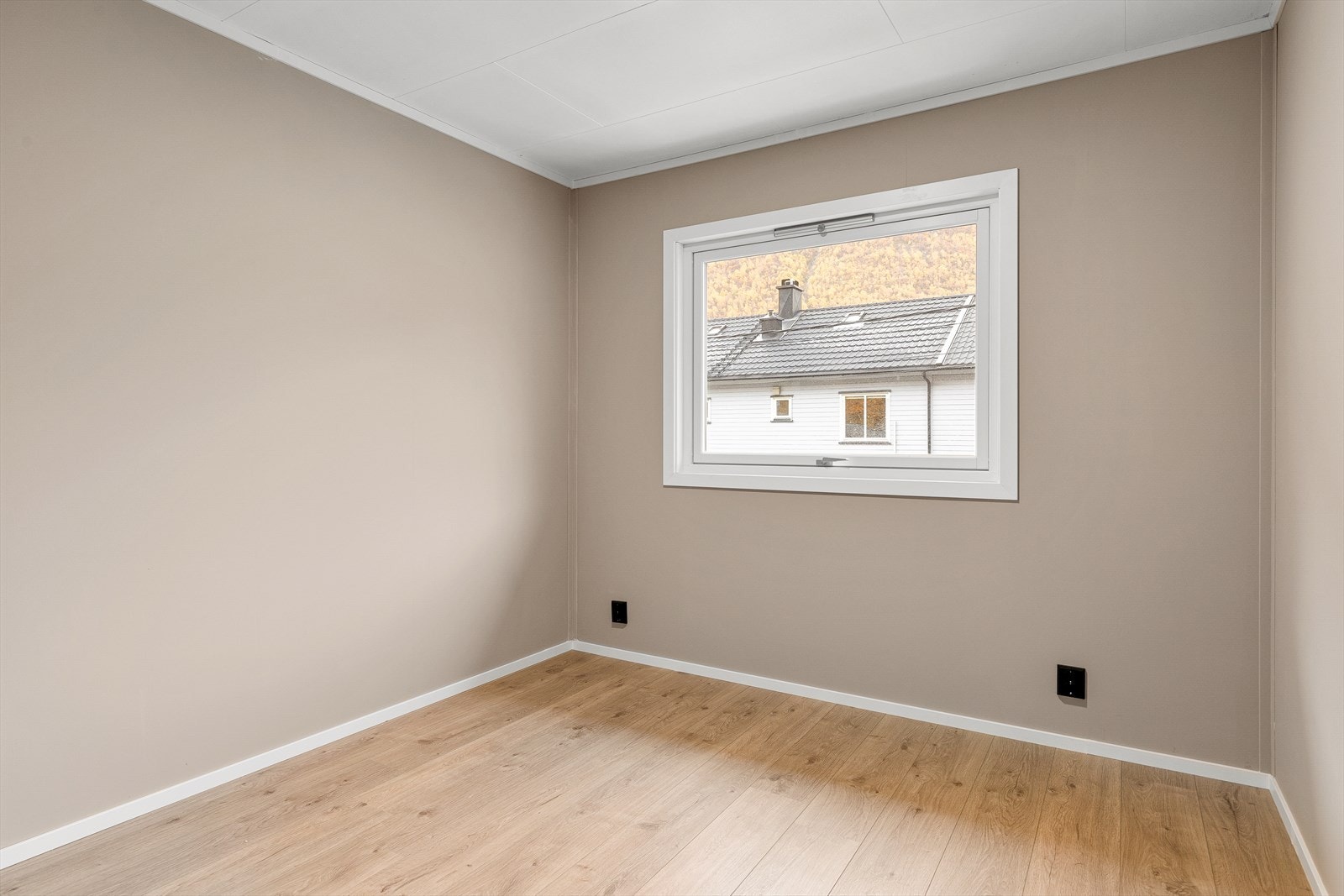 Soverom pussa opp i 2024 med lune, fine fargar. Rommet gir plass til både seng og garderobe, og kan fint nyttast som gjesterom, barnerom eller kontor. Galleribilde
