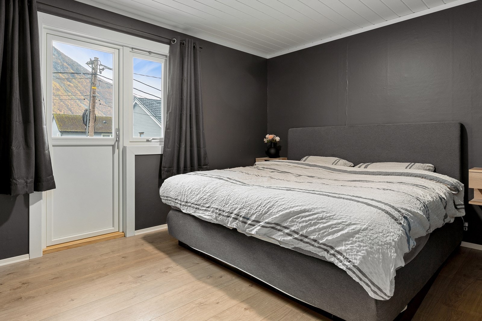 Stort hovudsoverom med plass til dobbelseng, nattbord og garderobe. Galleribilde