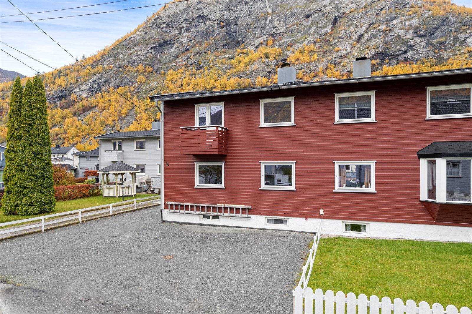 På framside av eigedomen er det gode parkeringsmoglegheiter. Galleribilde