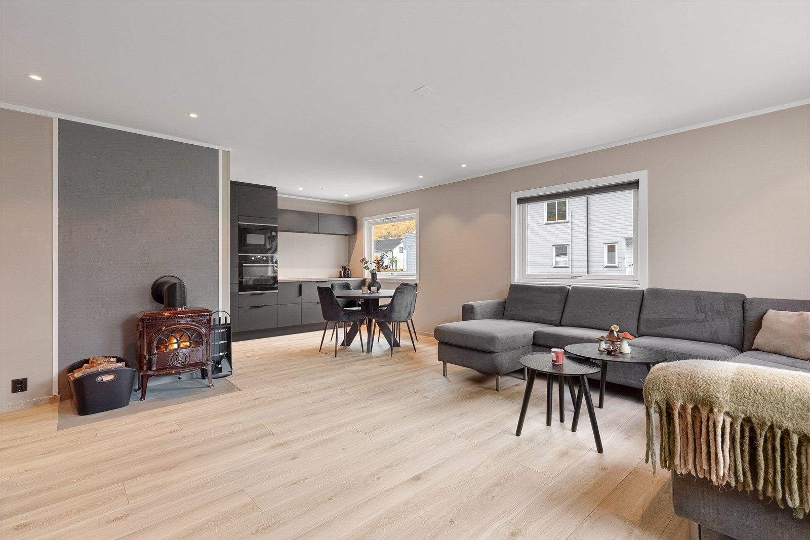 Bustaden har svært moderne fargetonar på veggar, og framstår som lun og fin. Galleribilde