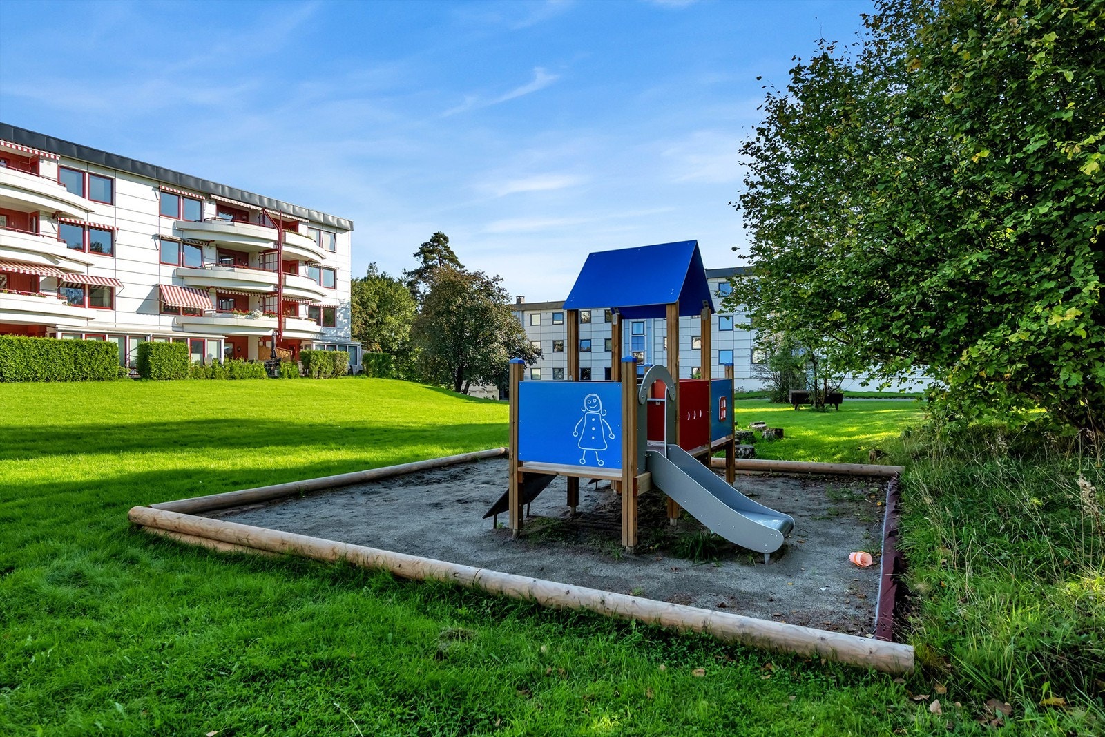 Barnevennlig uteområde med lekeplass Galleribilde