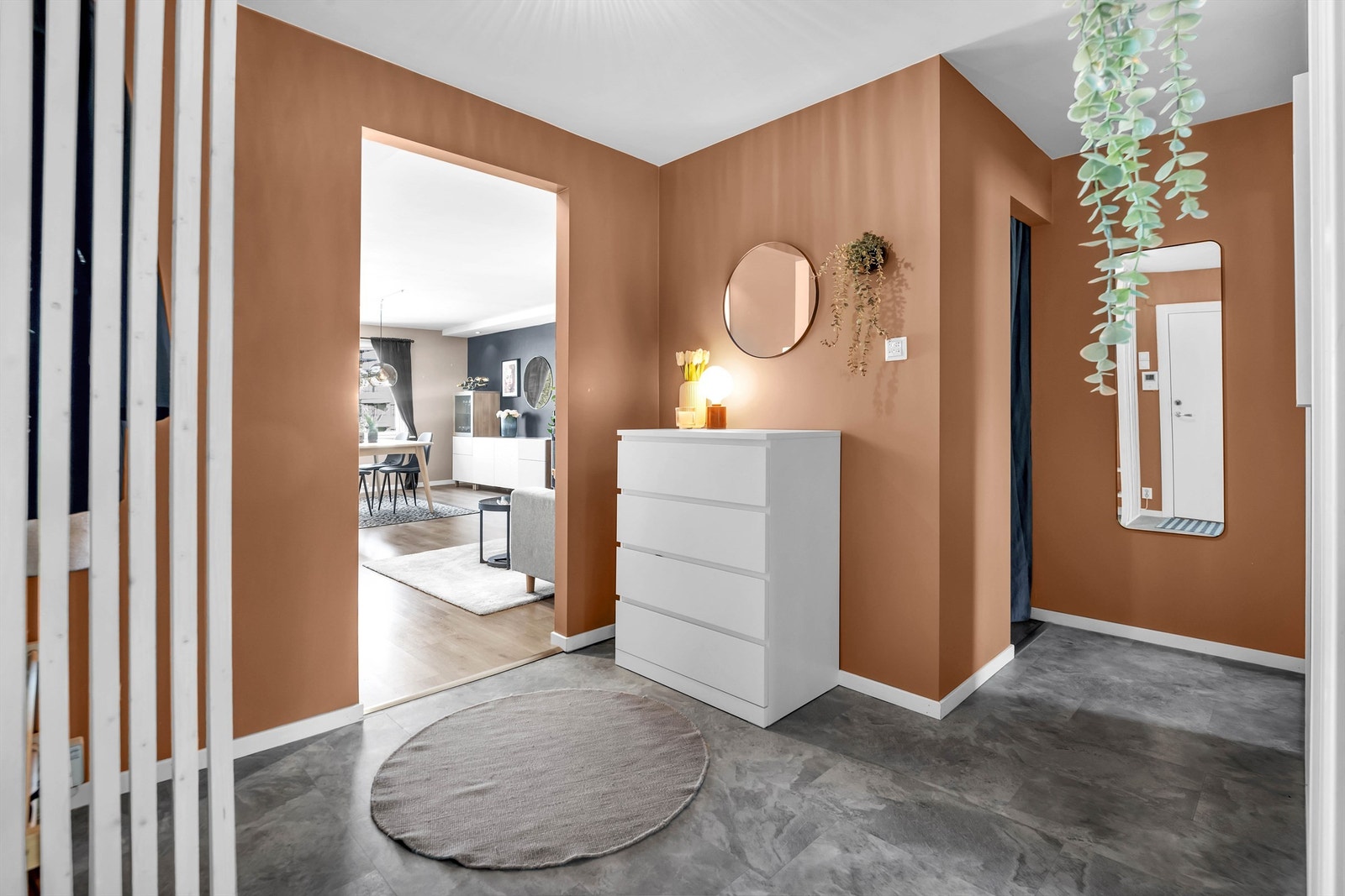 Garderoben er opprinnelig byggemeldt som kott/bod i følge originale byggetegninger, og er ikke bruksendret/omsøkt til bruk for varig opphold. Galleribilde