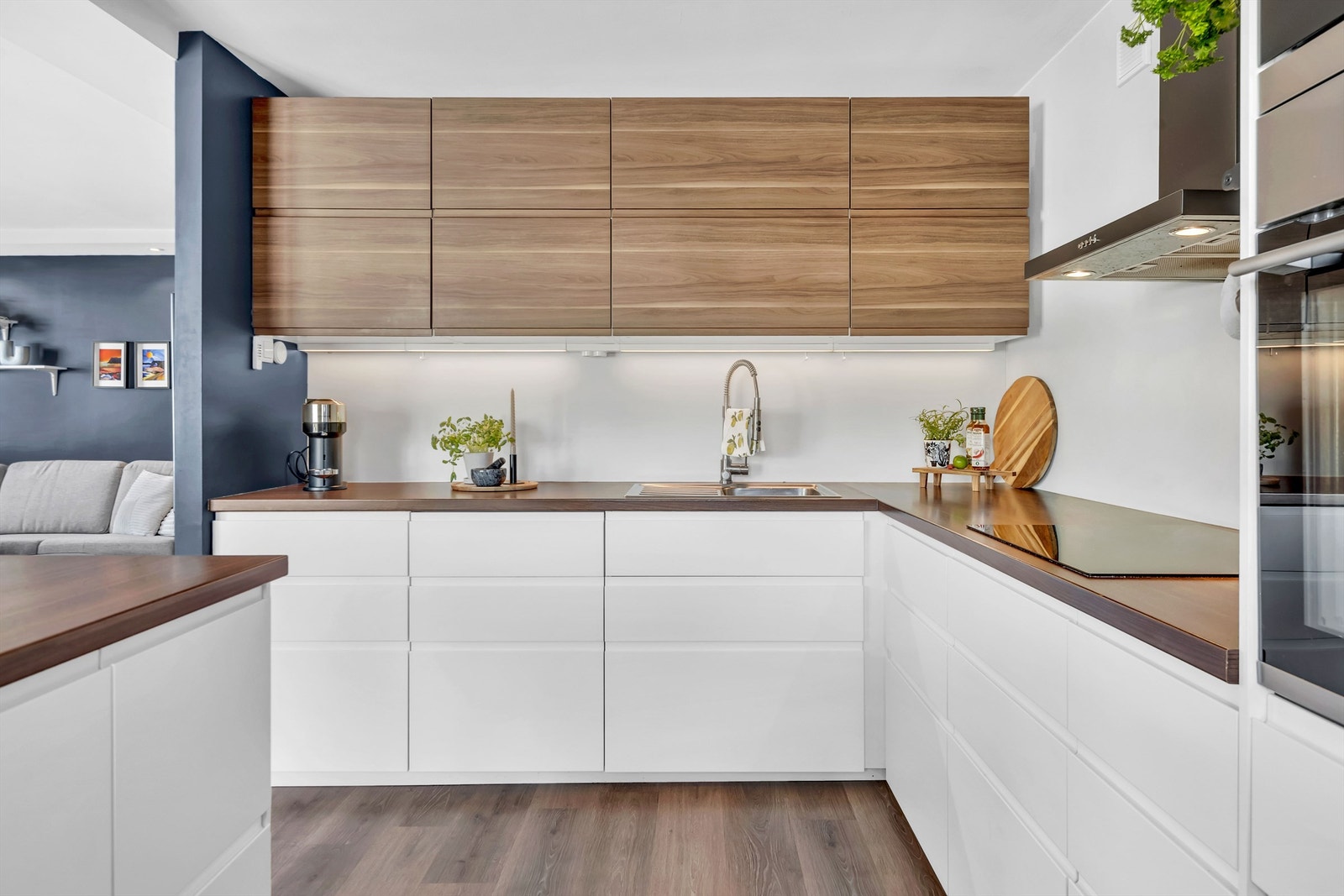 IKEA Kjøkkeninnredning fra 2016 i følge selger, med slette fronter, halvøy, benkeplater av laminat, malt flate mellom kjøkkenbenk og overskap samt Integrerte hvitevarer. Galleribilde